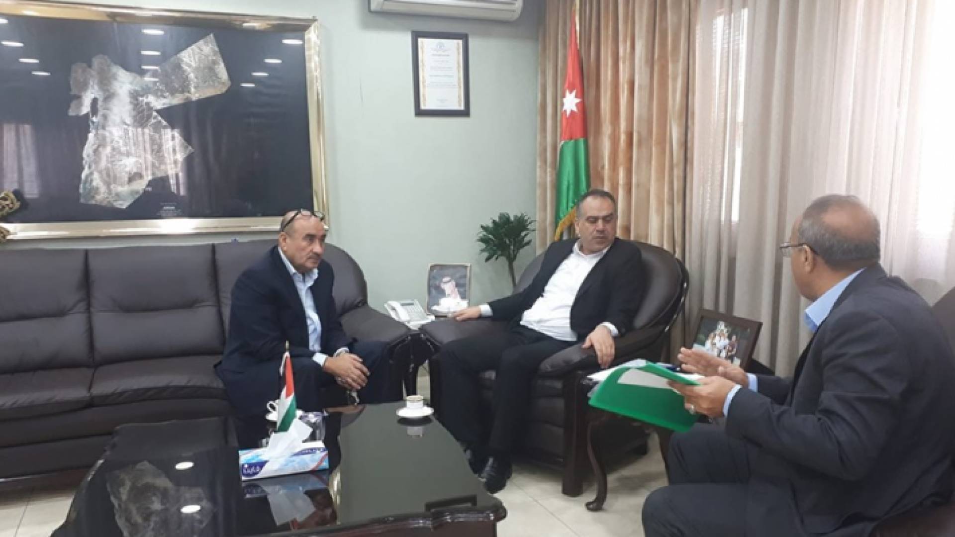 الشحاحدة يلتقي نقيب الأطباء البيطريين الدكتور مهدي العقرباوي