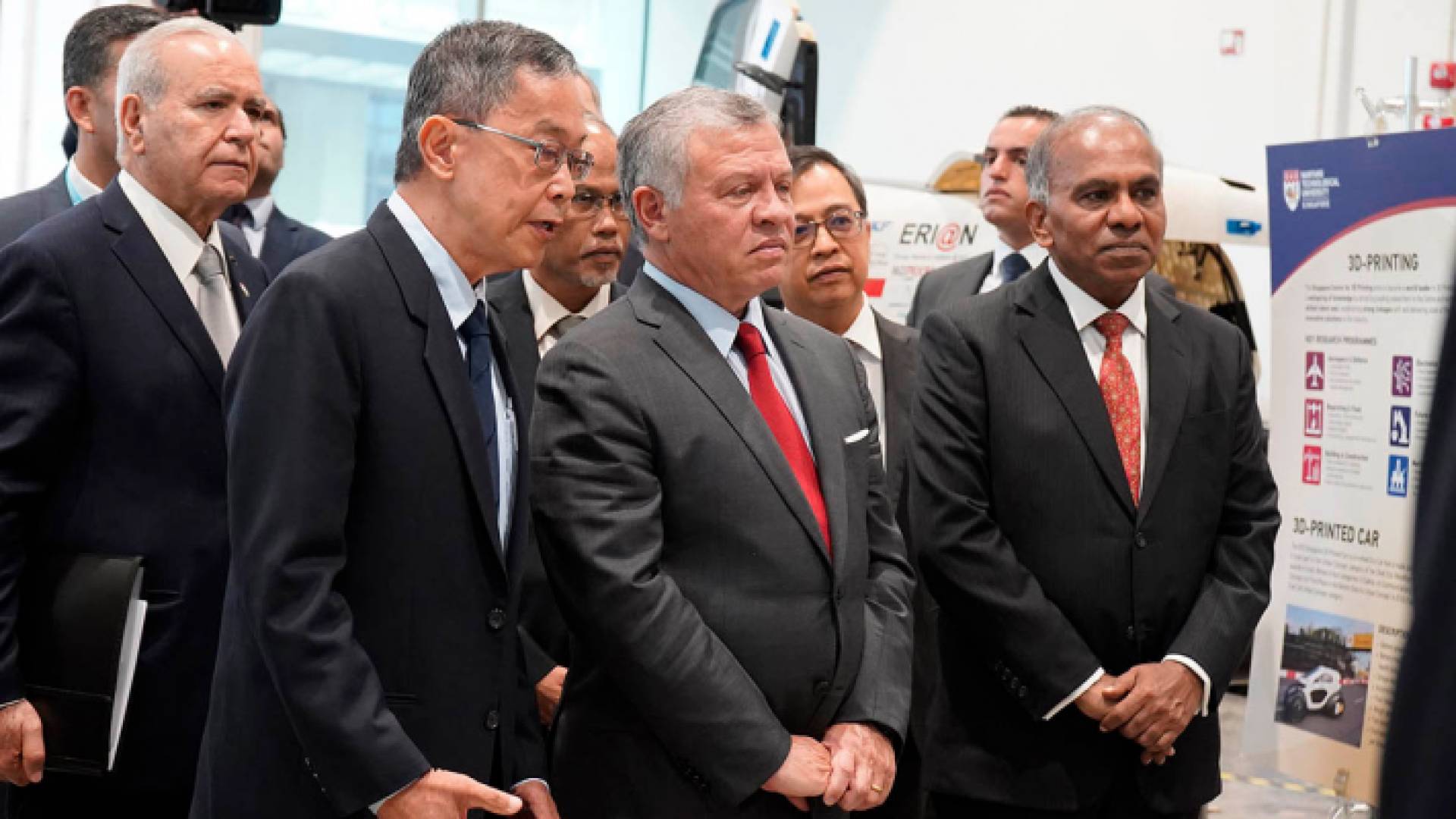 الملك يزور جامعة نانيانغ التكنولوجية في سنغافورة