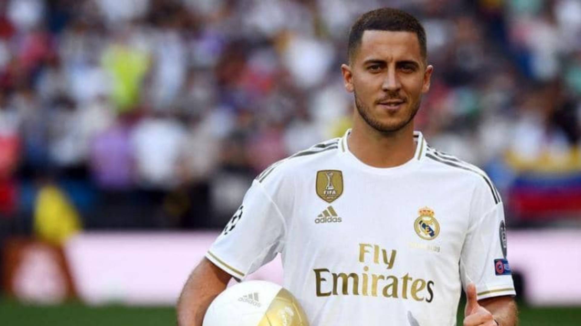 هازارد مرتديا قميص ريال مدريد الإسباني