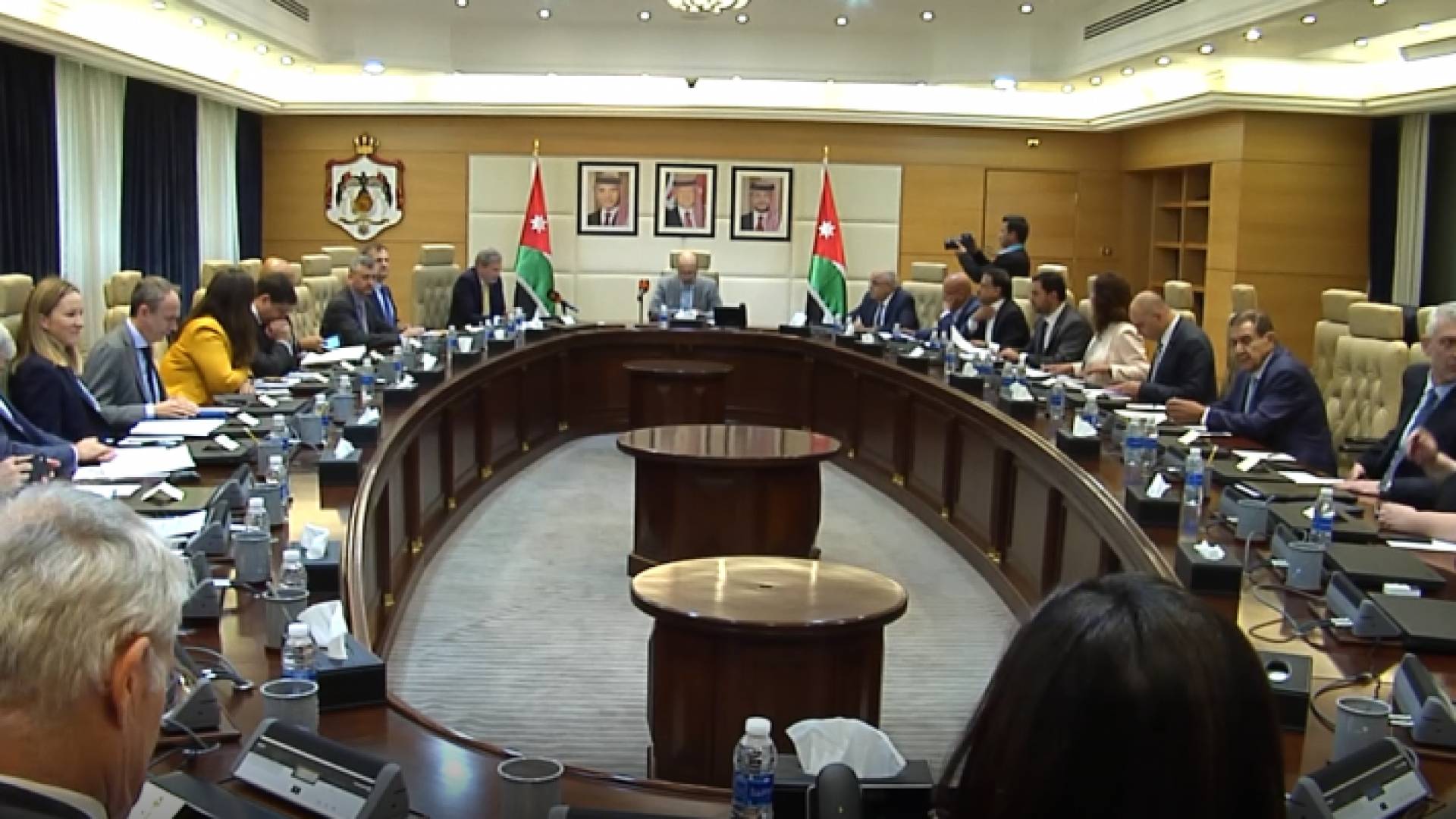 رئيس الوزراء يلتقي يوهانس هان لبحث سبل دعم الاردن لمواجهة التحديات الاقتصادية