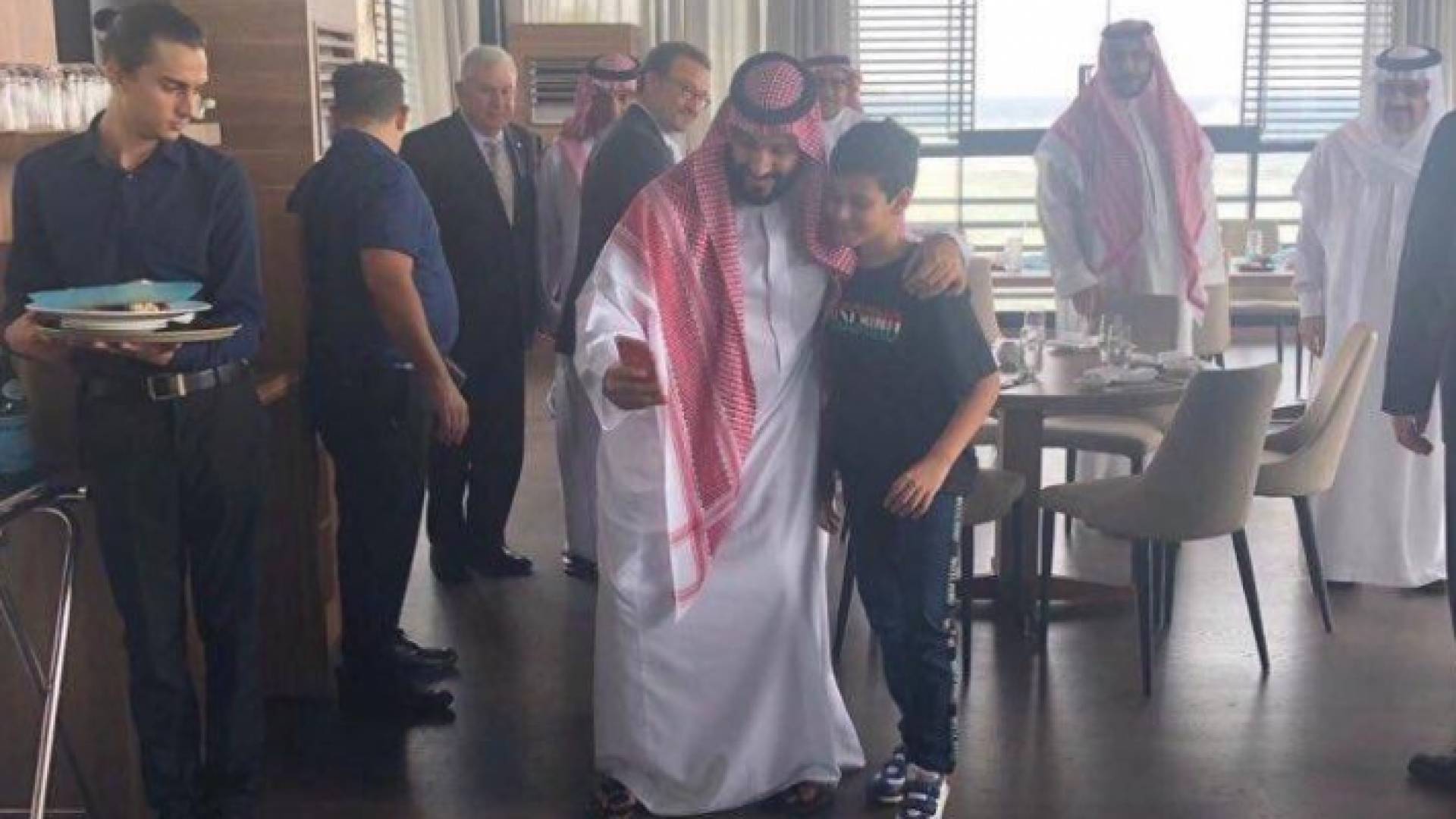 ولي العهد يلتقط "سيلفي" مع طفل