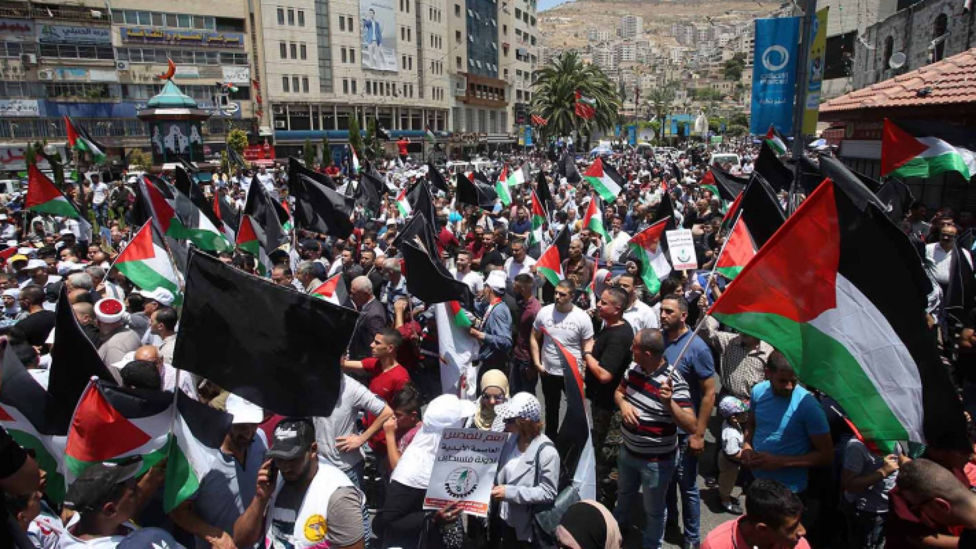 من الوقفات الاحتجاجية في مدن الضفة الغربية المحتلة