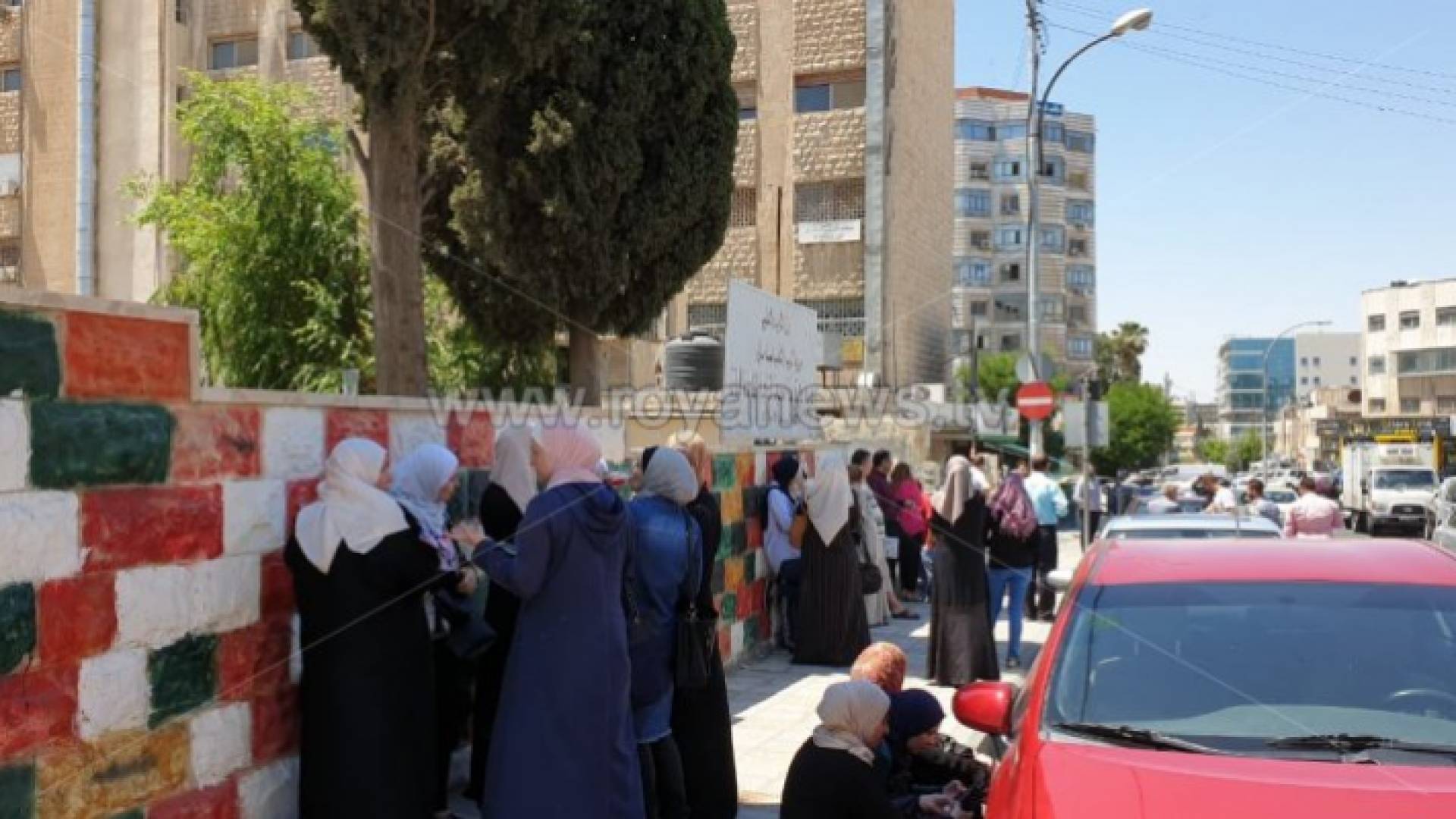 من أمام احدى قاعات امتحان التوجيهي