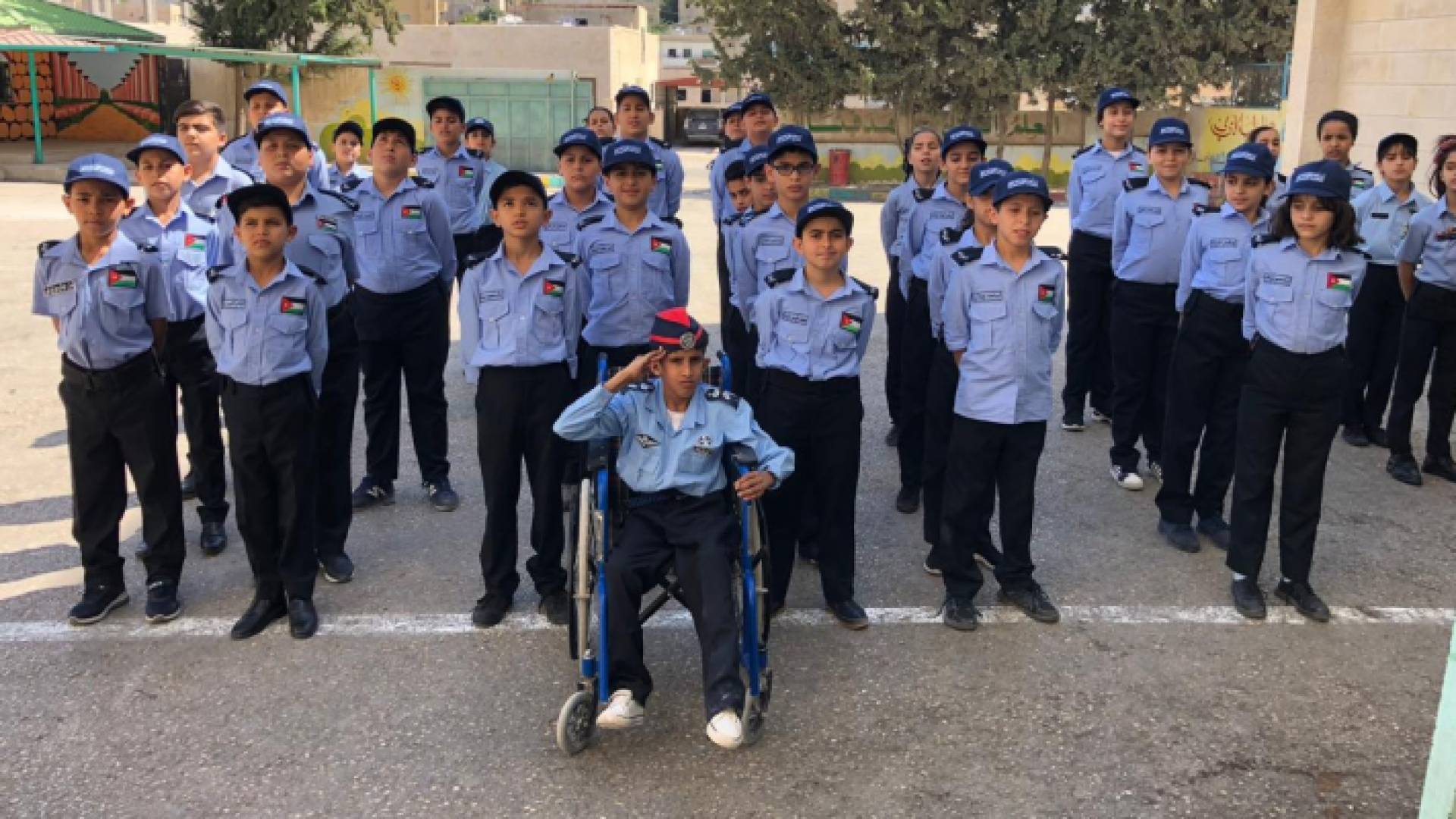 الأمن يحقق أمنية لطفل يعاني من إعاقة حركية