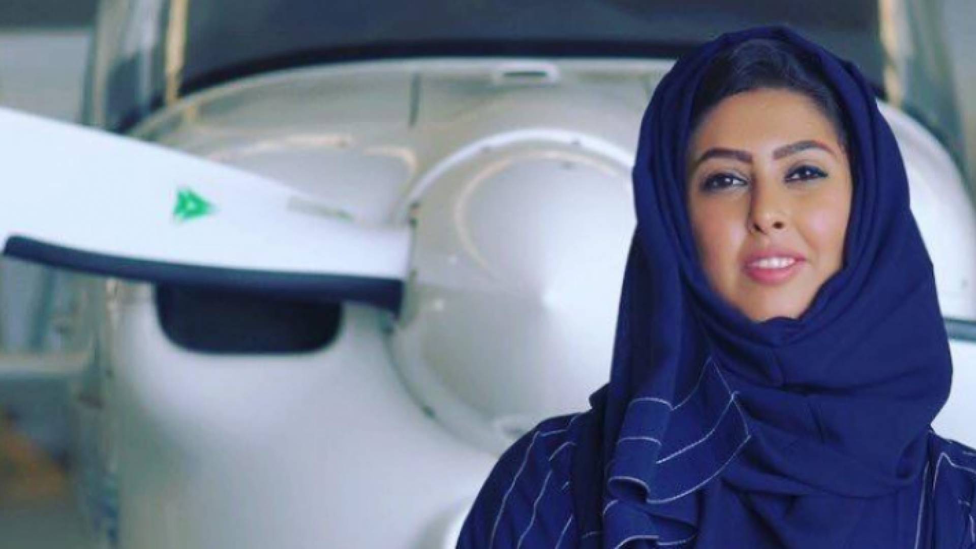 السعودية كابتن مساعد طيار ياسمين الميمني