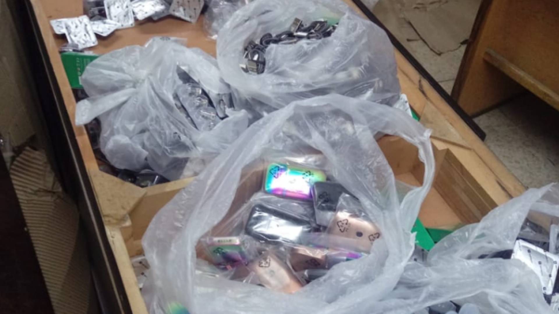 الجمارك تحبط تهريب أكثر من 2400 سيجارة وارجيلة الكترونية