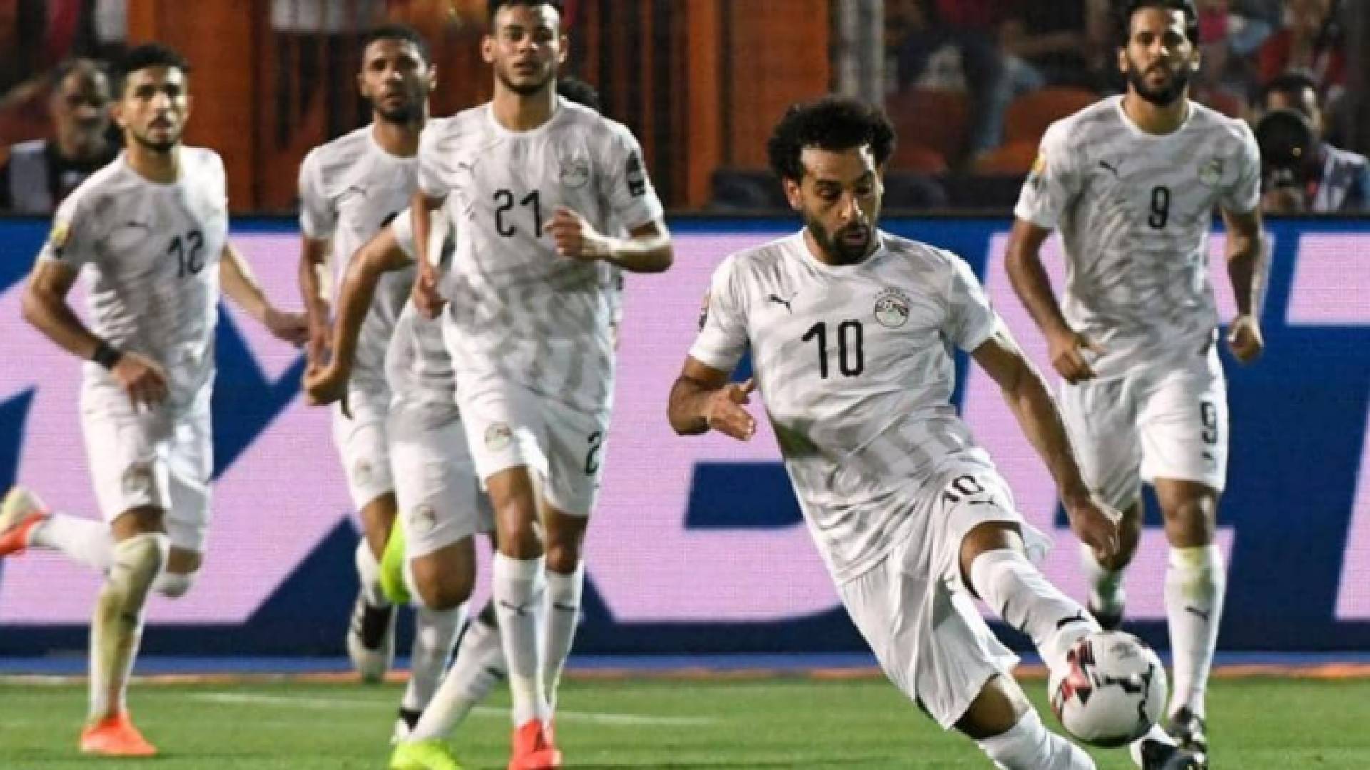 صلاح تألق بالزي الأبيض