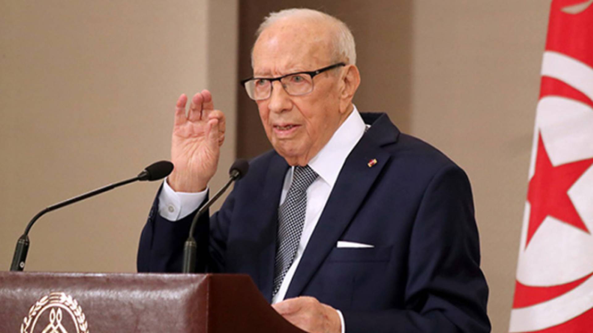 الرئيس التونسي الباجي قايد السبسي مع أطبائه