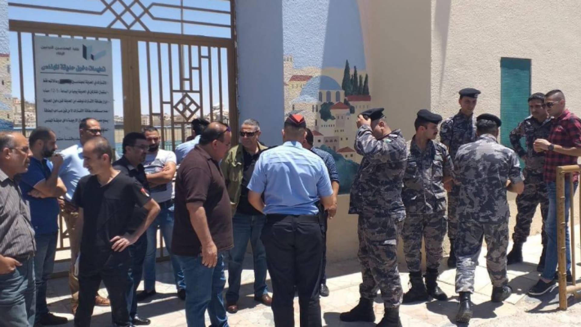 رئيس بلدية الزرقاء والكوادر الامنية امام حديقة المهندسين