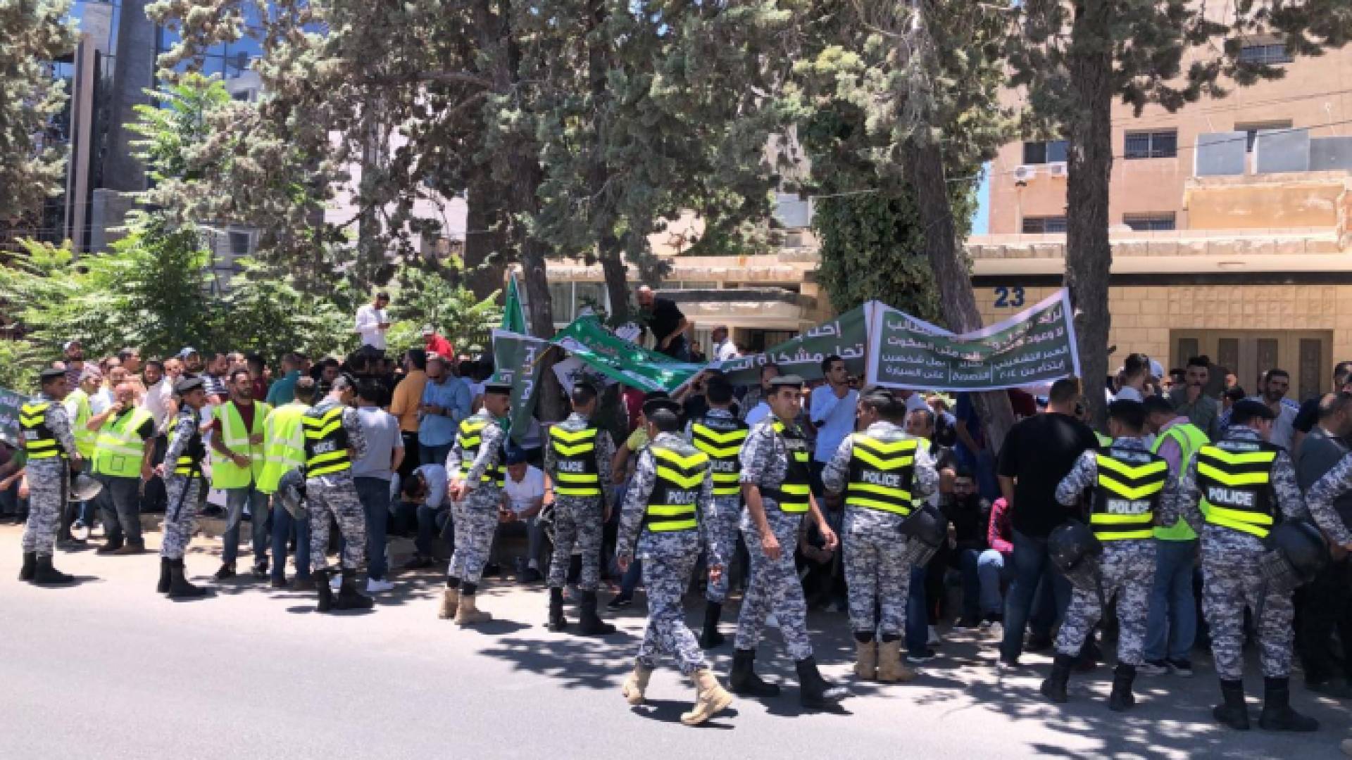 سائقو التكسي الأصفر والتطبيقات الذكية يعتصمون أمام وزارة النقل