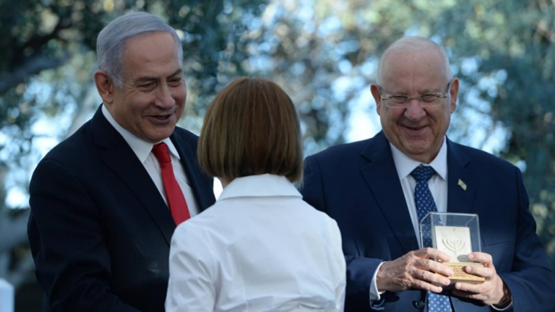 نتنياهو منح فريق الموساد جائزة الأمن القومي