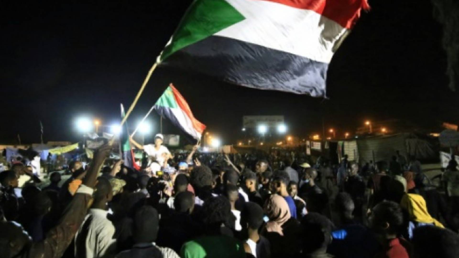 السودانيون يحتفلون بالتوافق بين المجلس العسكري وقادة الاحتجاج