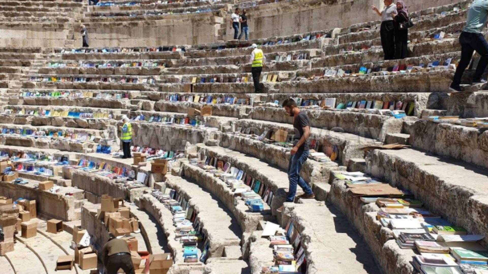 فرش المدرج الروماني بآلاف الكتب