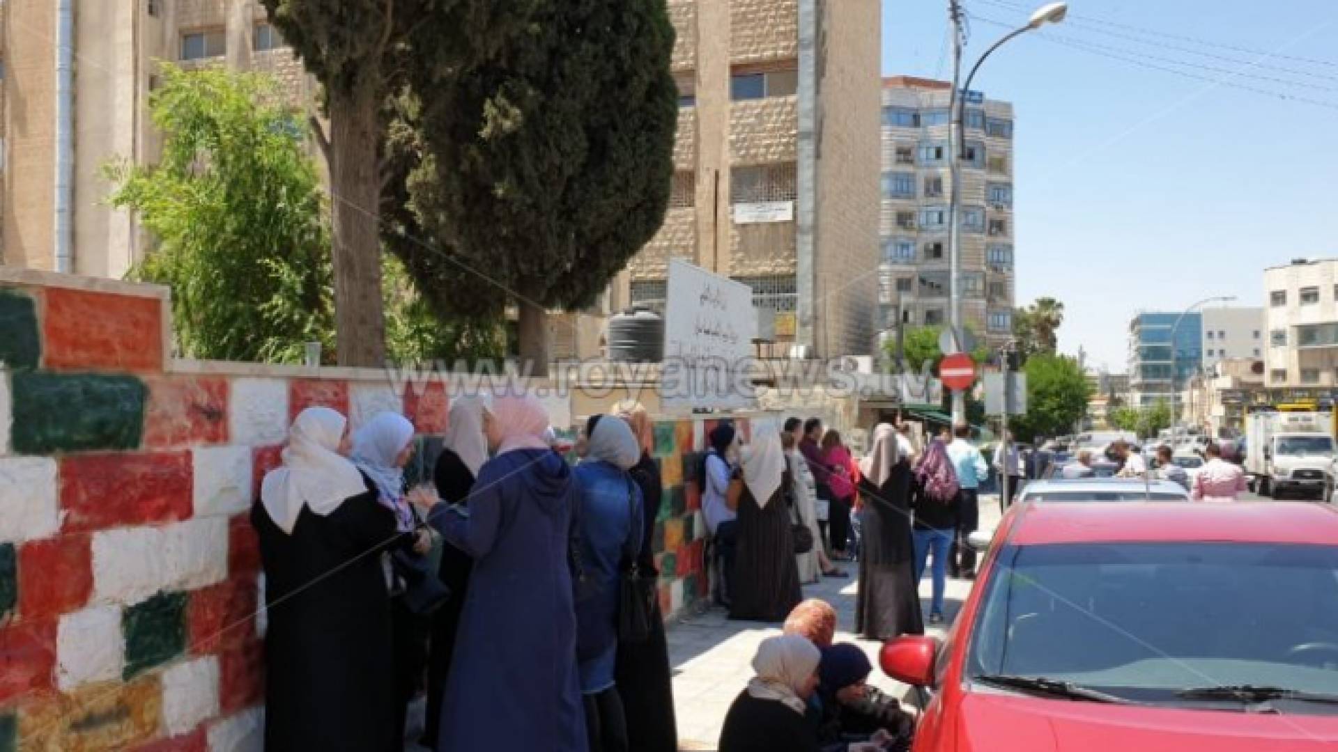 طلبة بعد انتهاء احد امتحانات التوجيهي