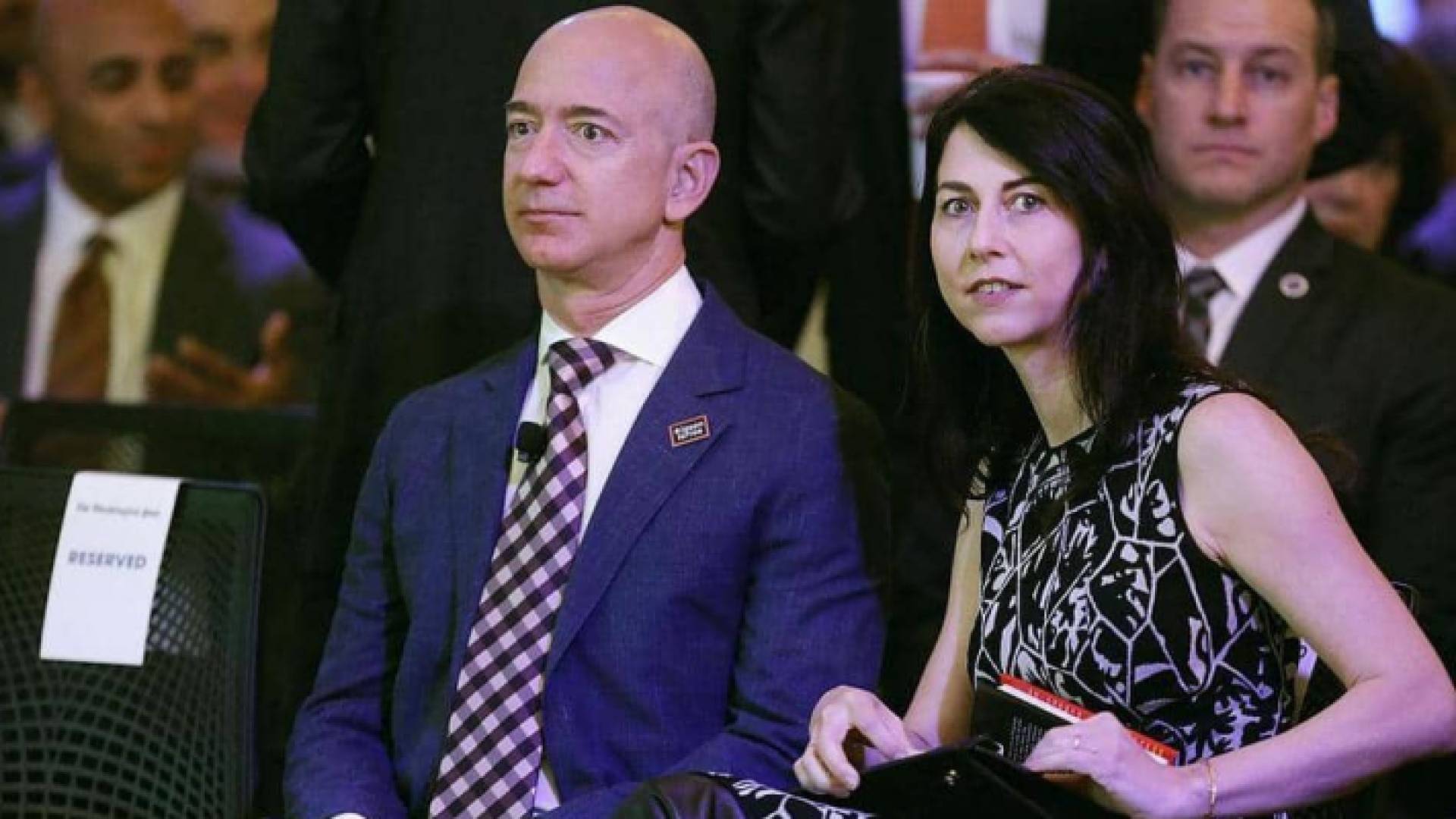 تعهدت ماكينزي في مايو بالتبرع بنصف ثروتها للأعمال الخيرية