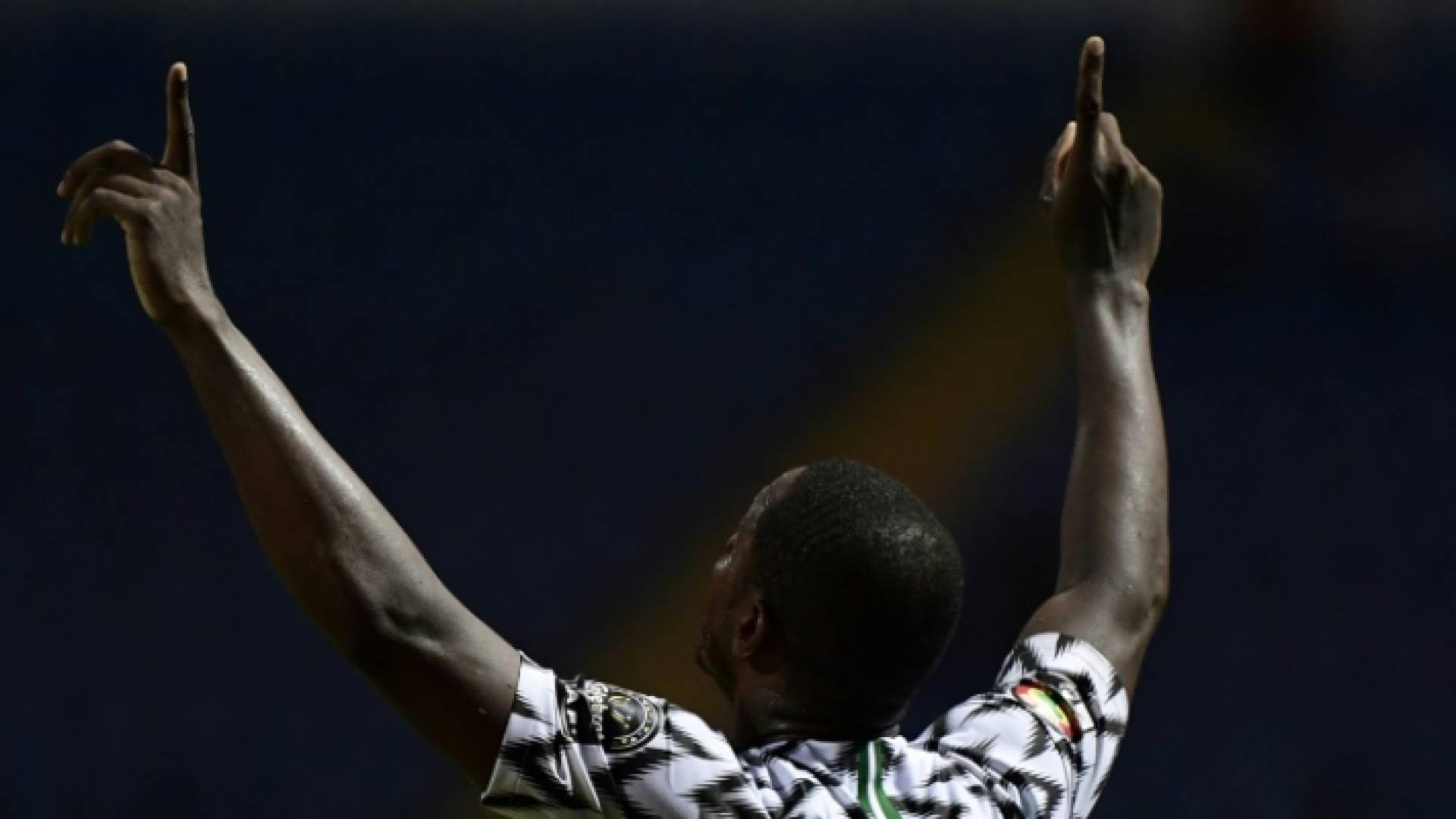 النيجيري أوديون إيغهالو يحتفل بتسجيل هدف في مرمى الكاميرون