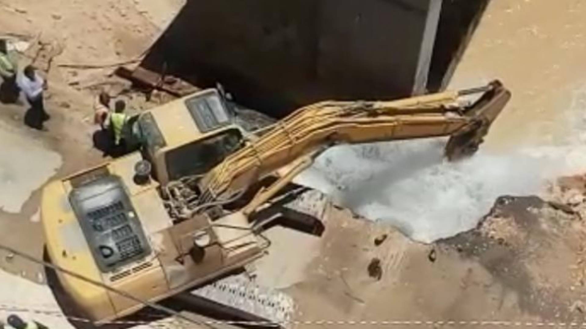 كسر خط ناقل رئيسي قرب دوار المدينة الرياضية - الصورة من وزارة المياه