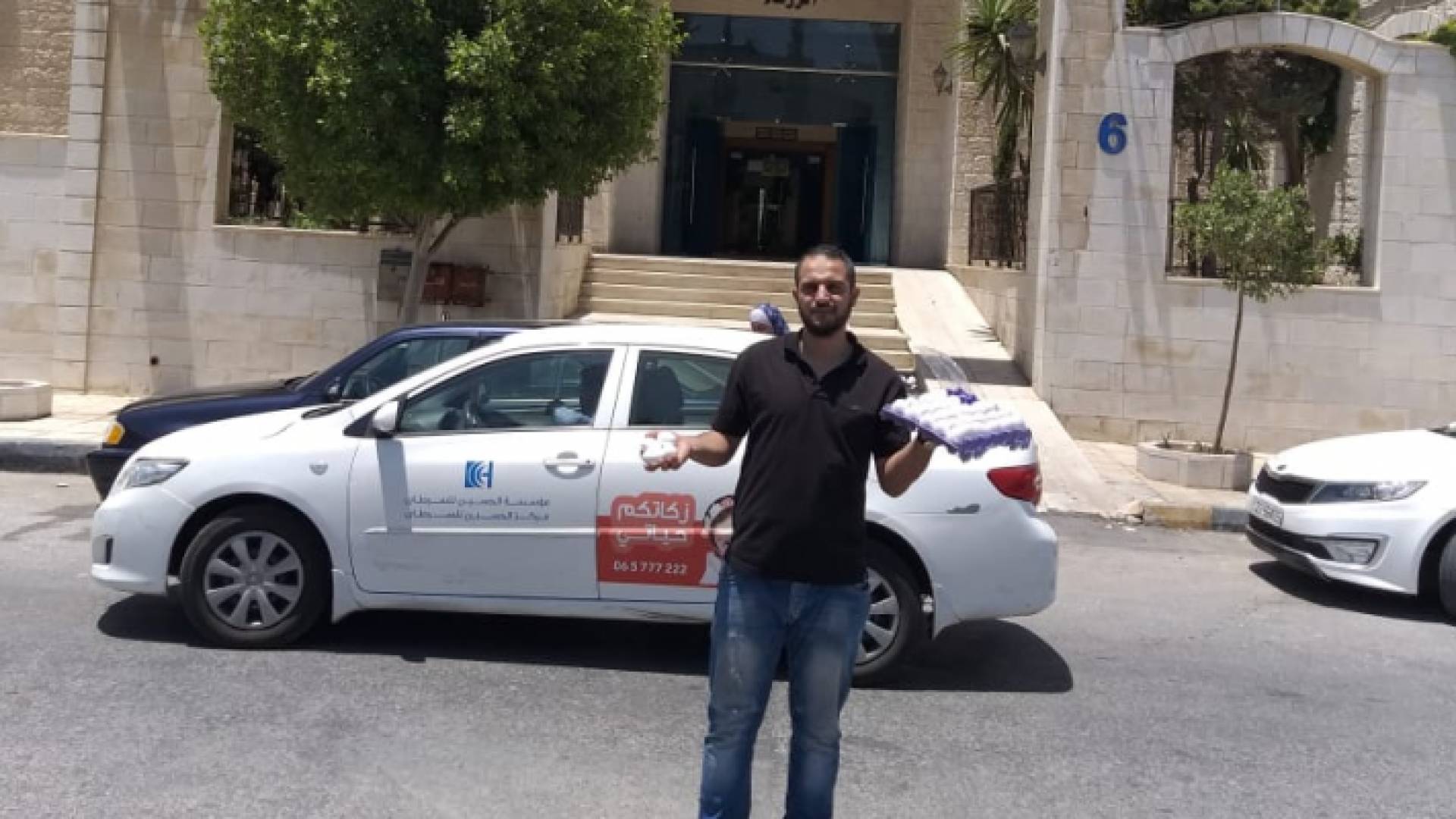 من احتجاج الأهالي امام مجمع النقابات بالزرقاء