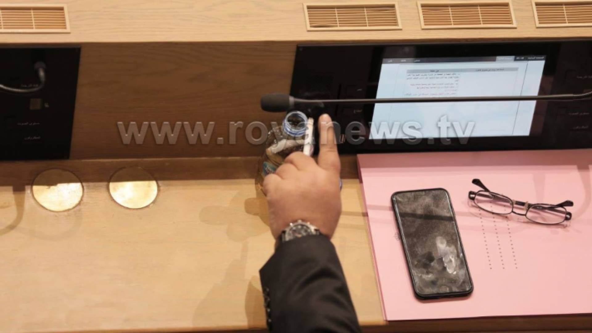 نائب يدخن تحت قبة البرلمان