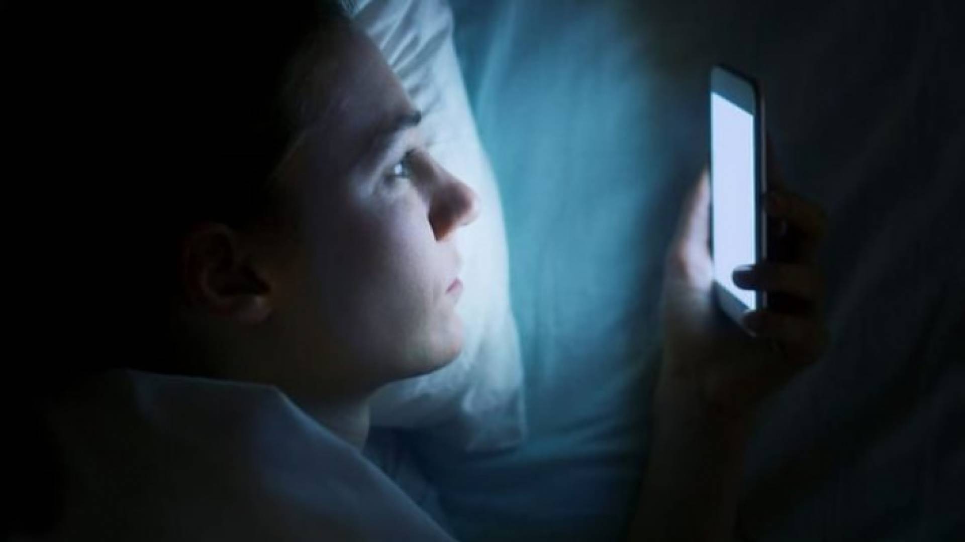 استخدام الهواتف الذكية - تعبيرية