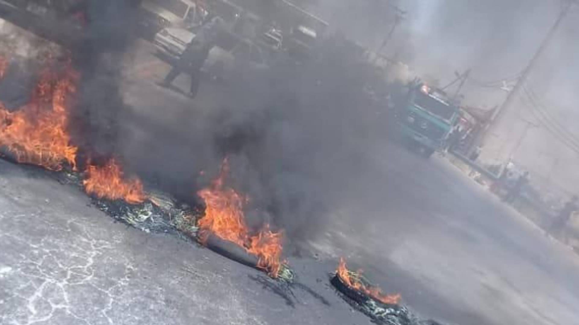 اغلاق شارع رئيسي في جرش بالاطارات المشتعلة