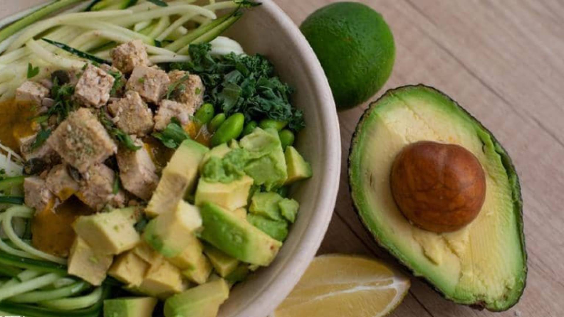 خبراء التغذية ينصحون بتناول الأفوكادو مرة أسبوعيا على الأقل