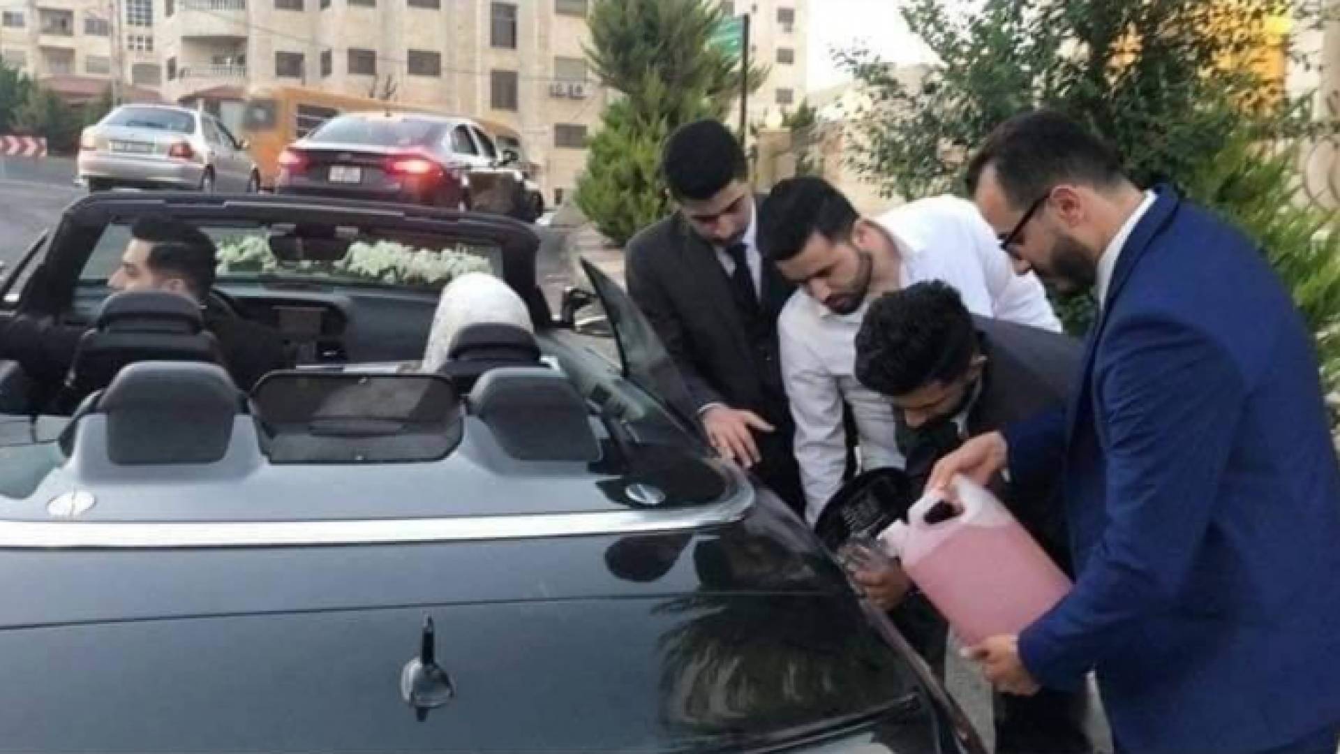 صورة متداولة للمركبة العريس التي انقطعت من البنزين