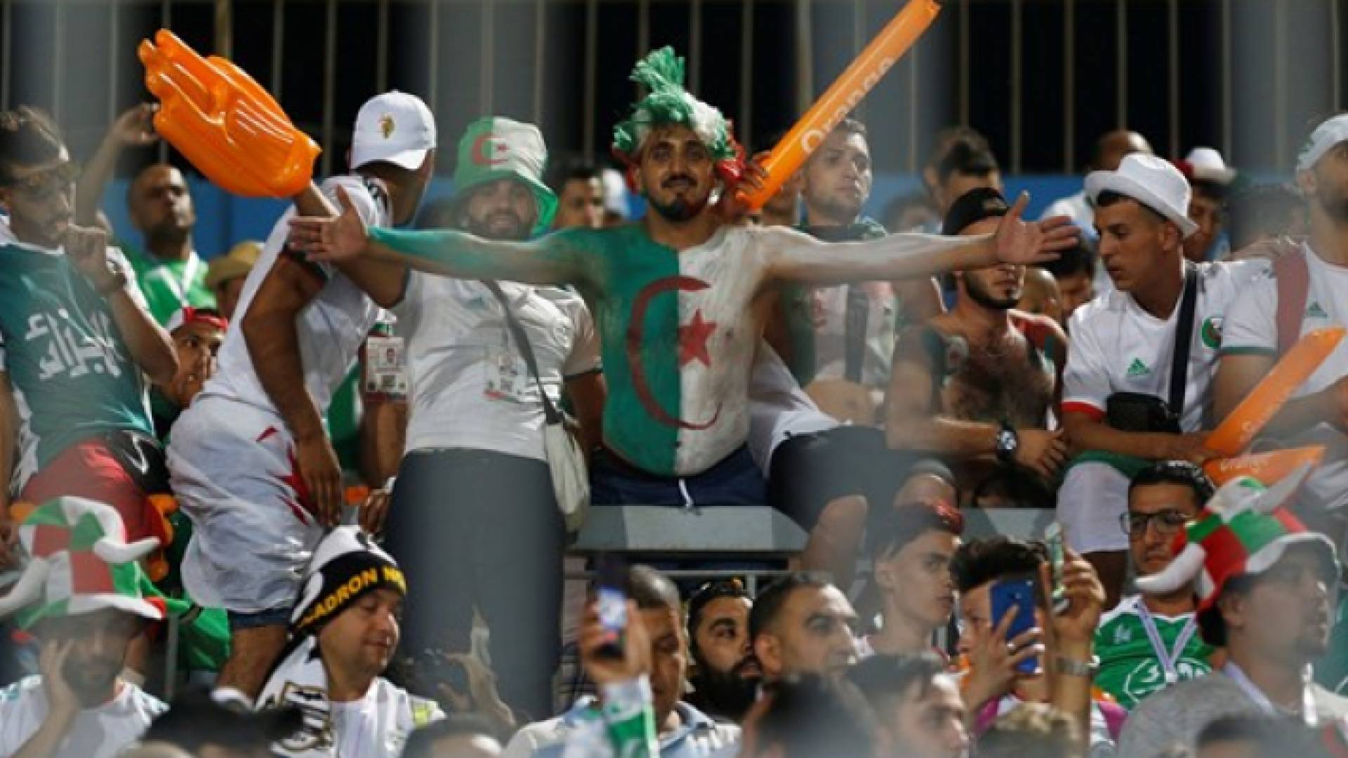 جماهير المنتخب الحزائري - رويترز