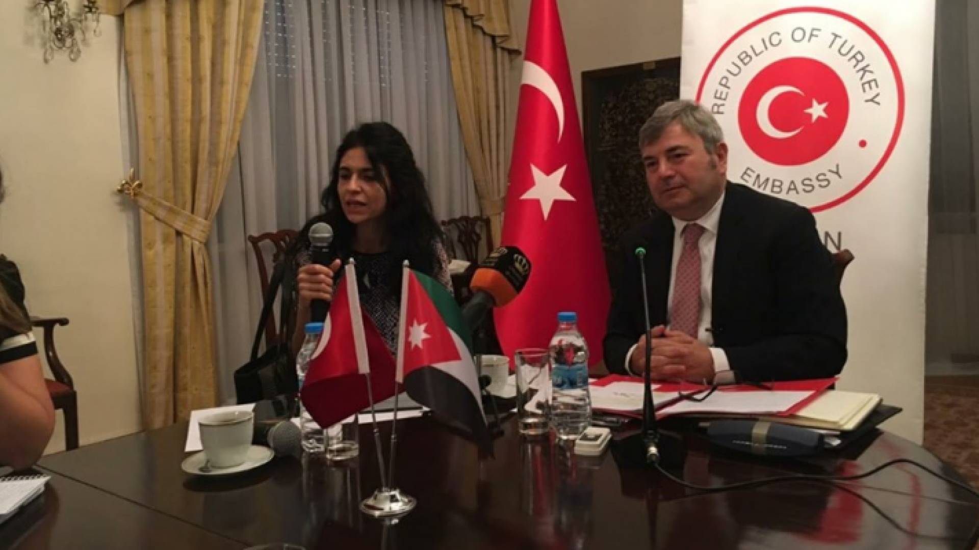 السفير التركي في عمان مراد كاراغوز خلال المؤتمر الصحفي