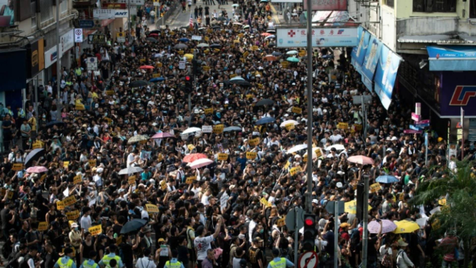 شرطة هونغ كونغ تتصدى لمحتجين تظاهروا ضد تجار قادمين من الحدود