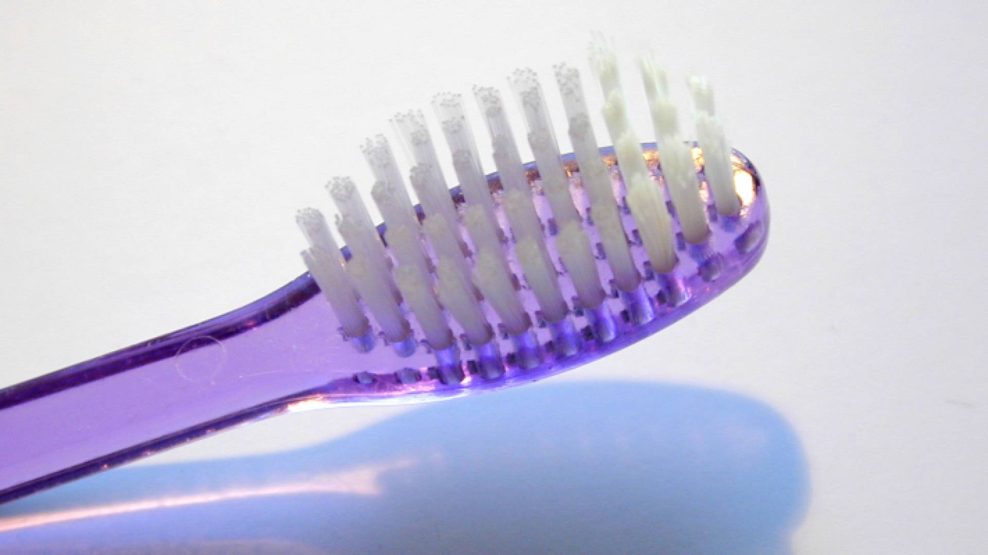 عدم تغيير فرشاة الأسنان يؤدي لمشكلات صحية