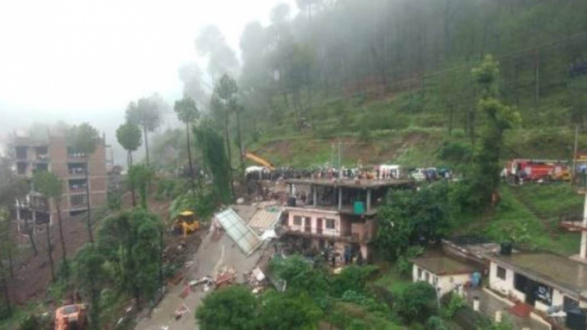 عمال انقاذ في موقع انهيار مبنى في الهند