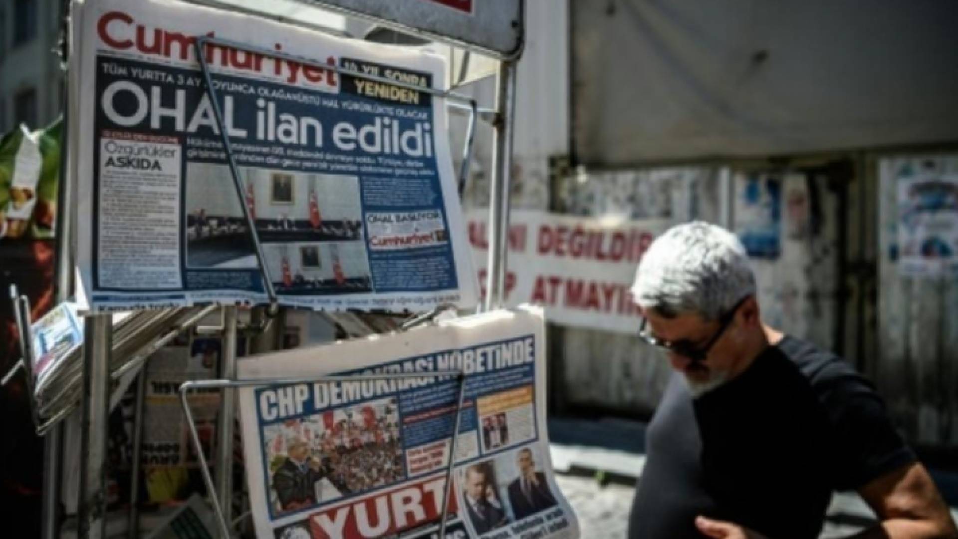 الصحف التركية في 21 تموز في اسطنبول وهي تعلن فرض حالة الطوارىء لثلاثة اشهر اثر محاولة انقلاب فاشلة