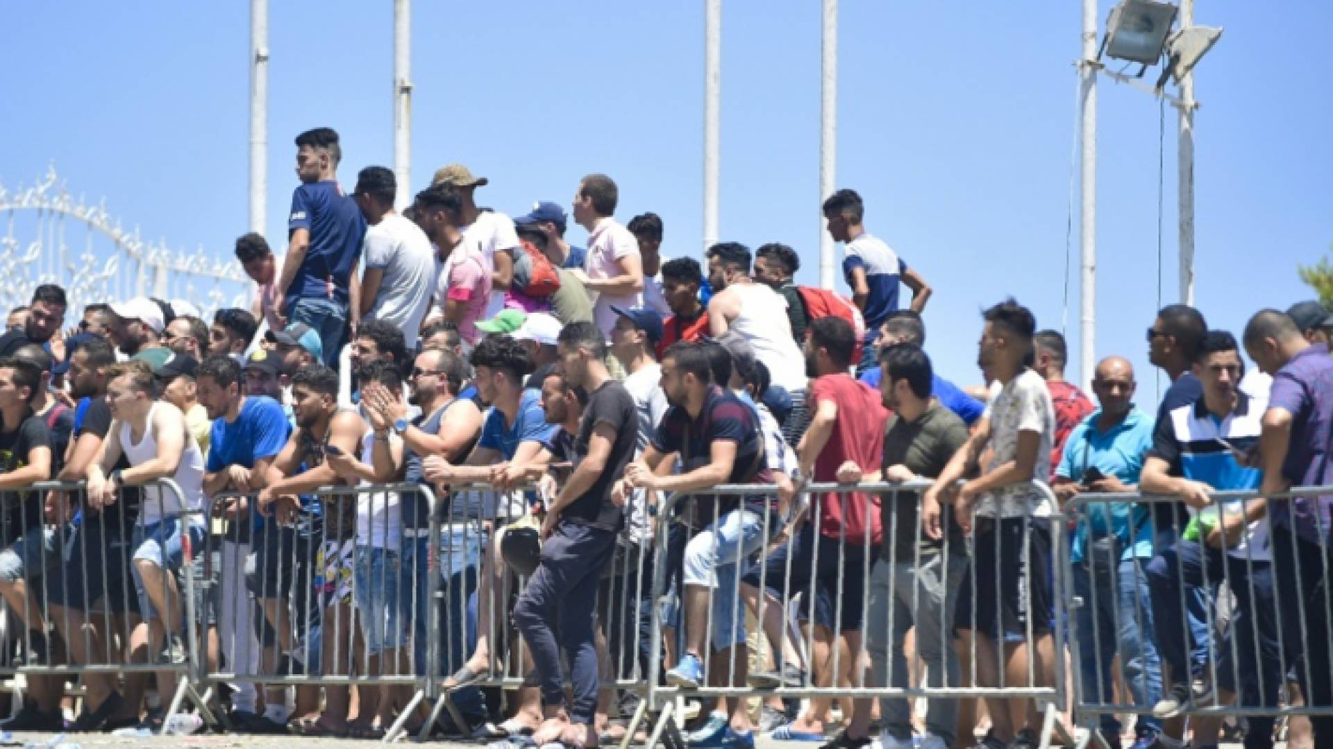 مشجعون جزائريون ينتظرون لتسجيل أسمائهم للانتقال الى مصر وحضور المباراة النهائية لكأس الأمم الإفريقية