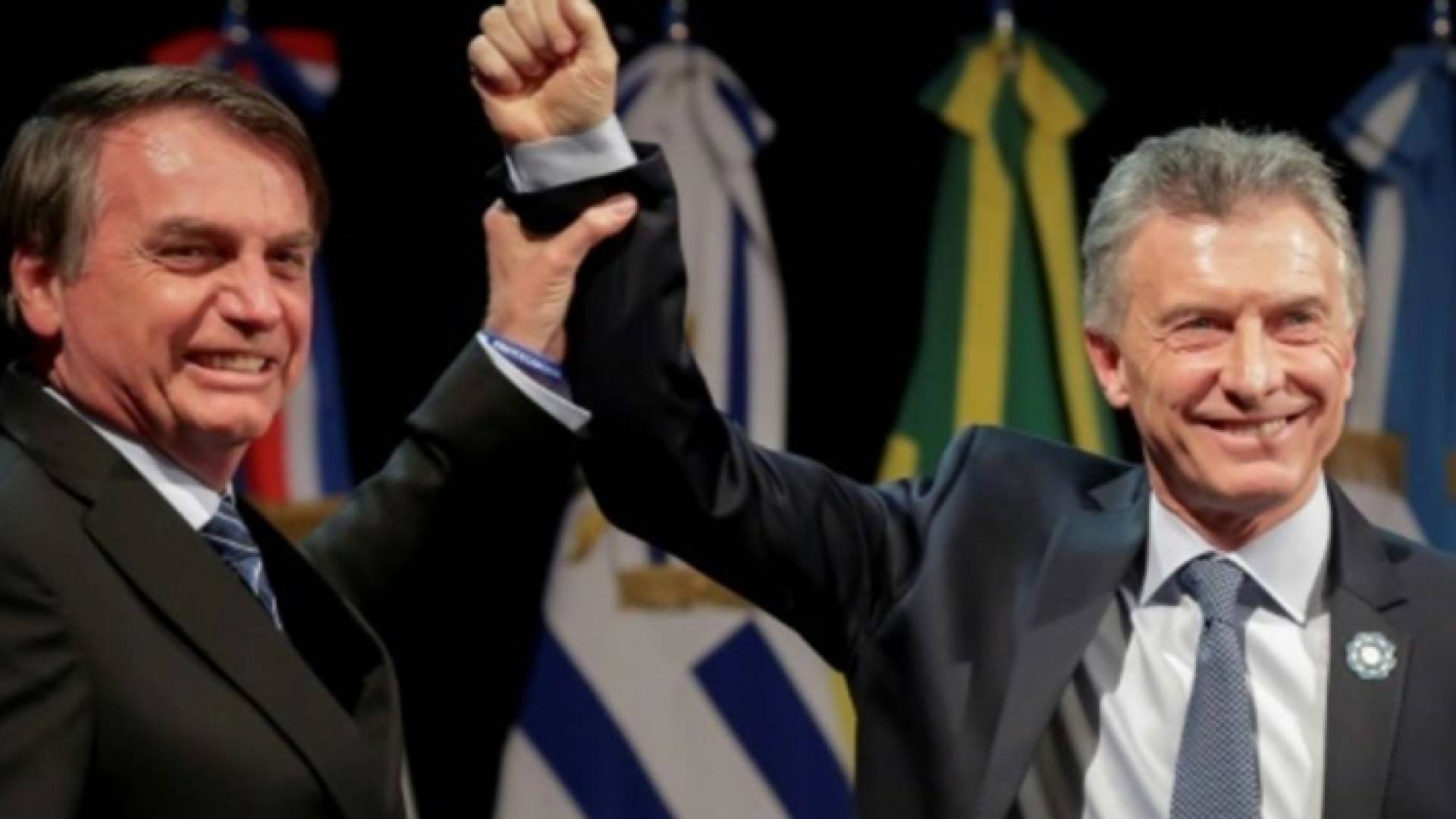 صورة للرئيس ماوريسيو ماكري (يمين) وبجانبه نظيره البرازيلي جايير بولسونارو