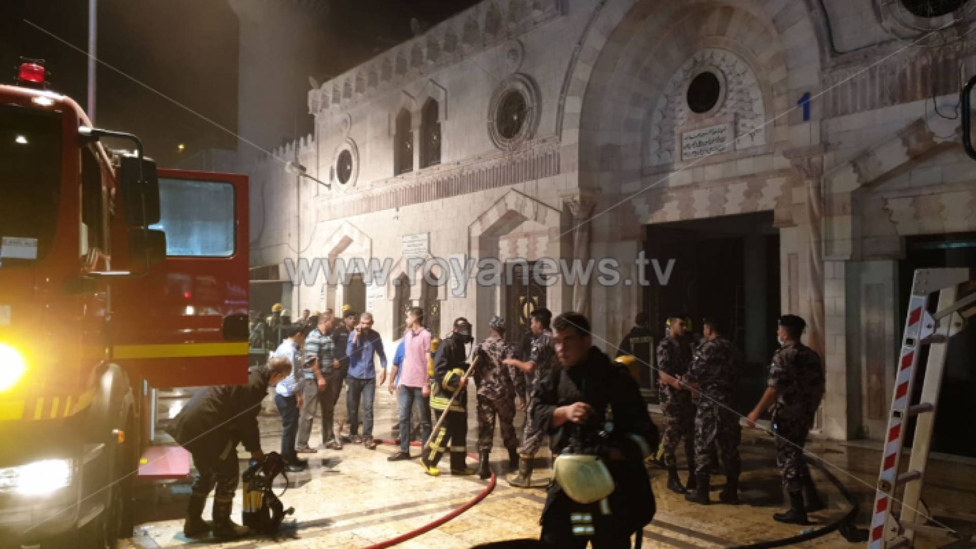 كوادر الدفاع المدني في محيط المسجد الحسيني