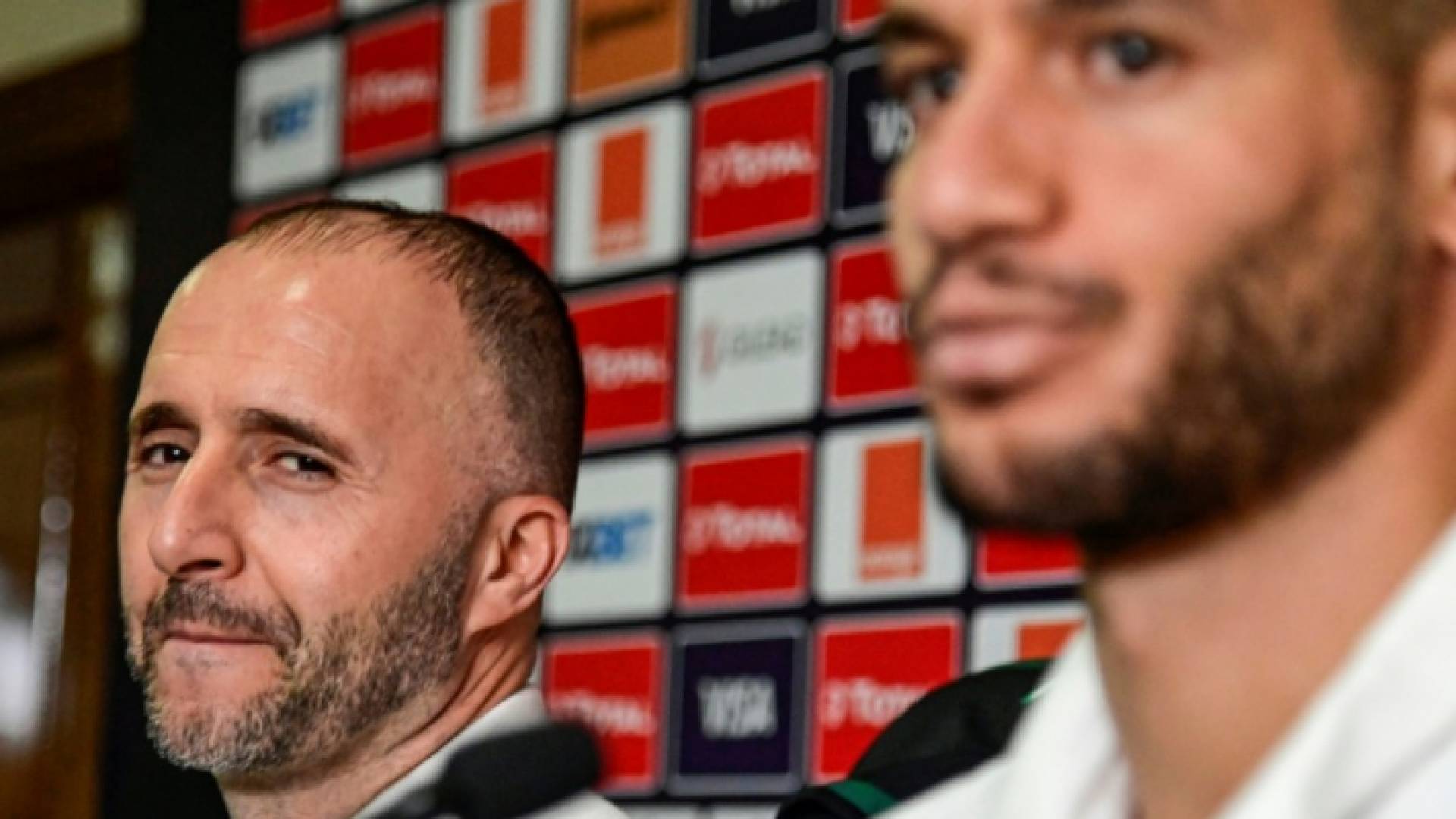 مدرب المنتخب الجزائري جمال بلماضي ينظر الى لاعبه عدلان قديورة