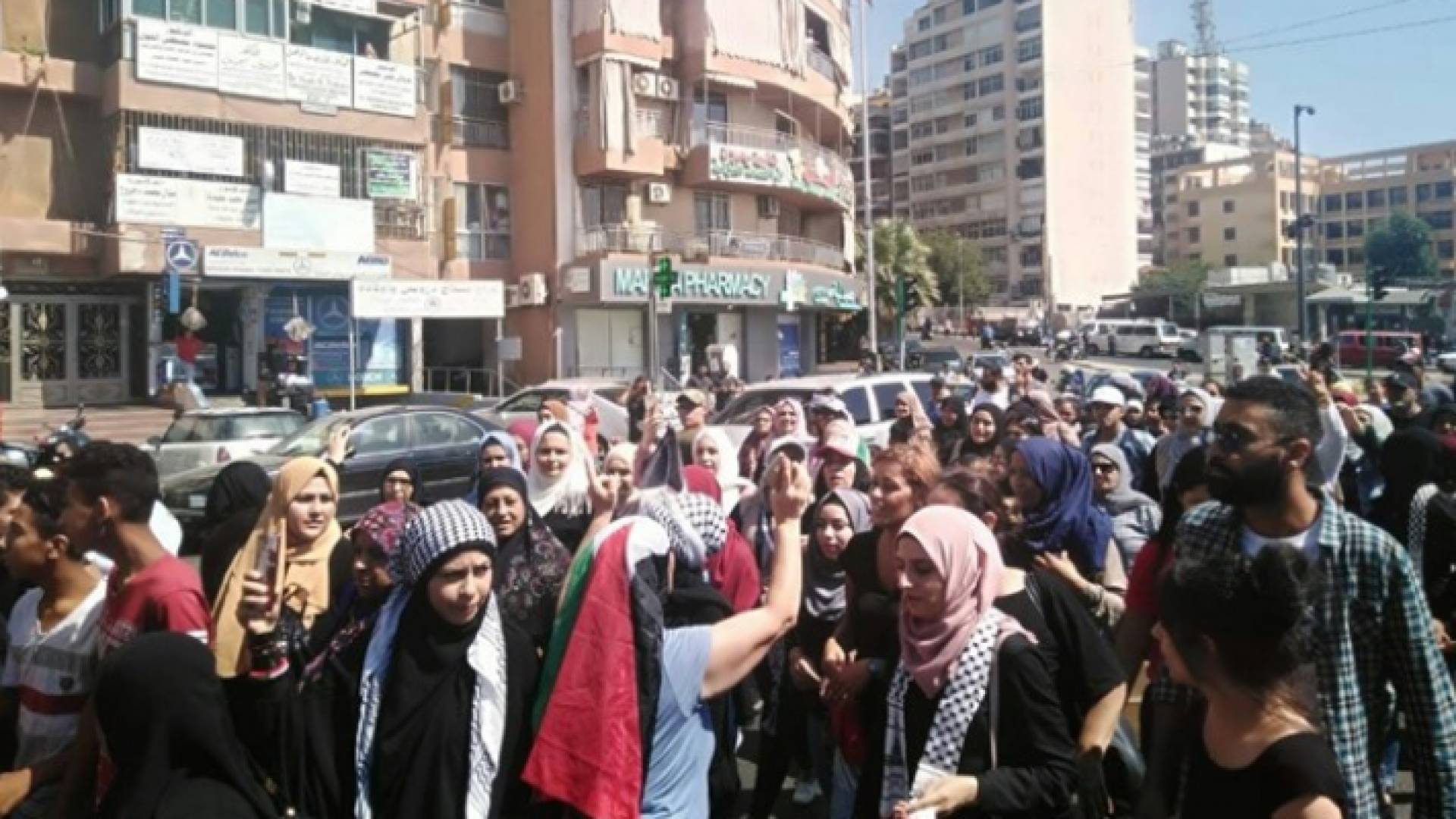 قرار وزير العمل اللبناني أثار غضب الفلسطينيين داخل المخيمات