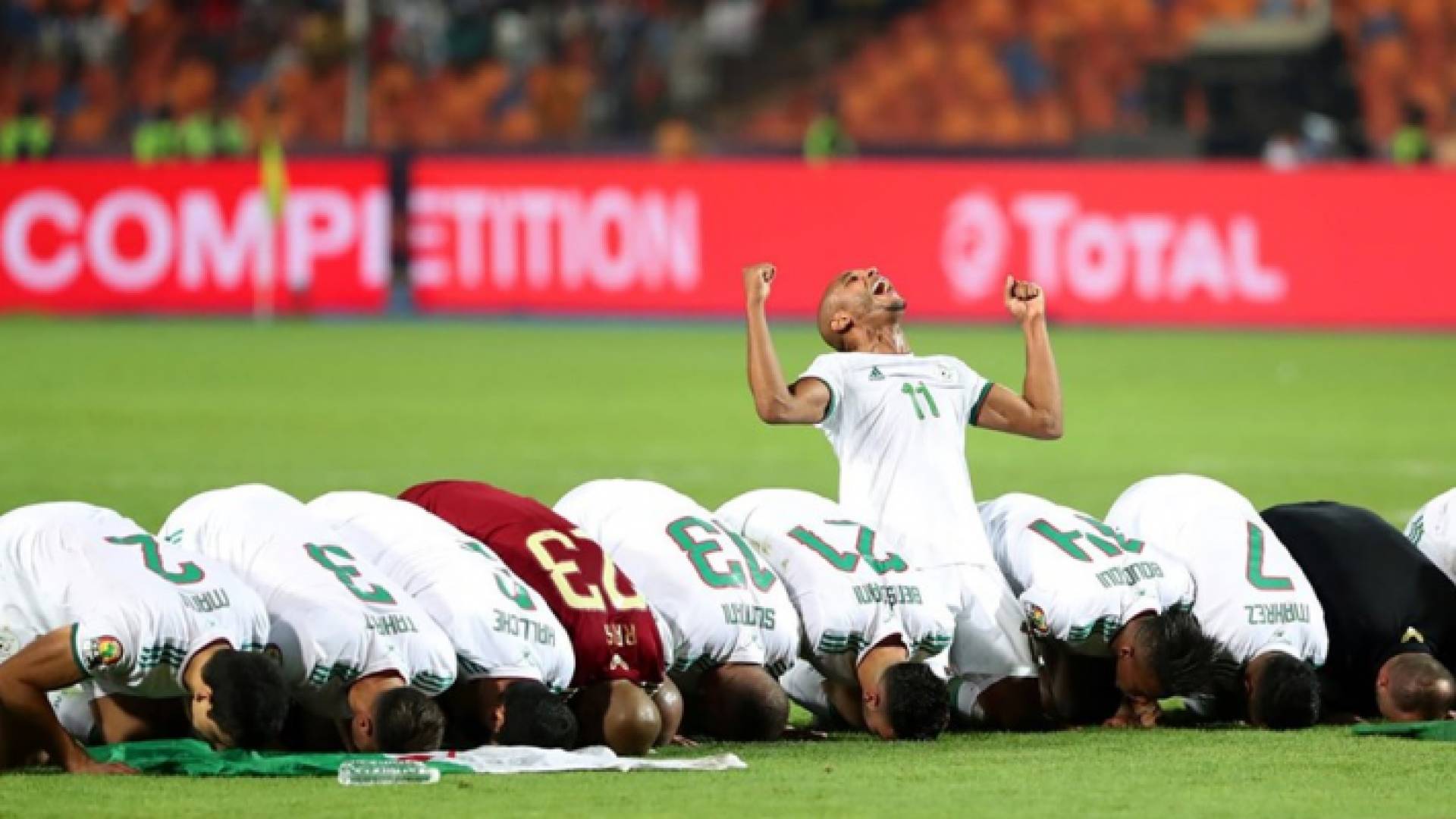 احتفال المنتخب الجزائري بالفوز