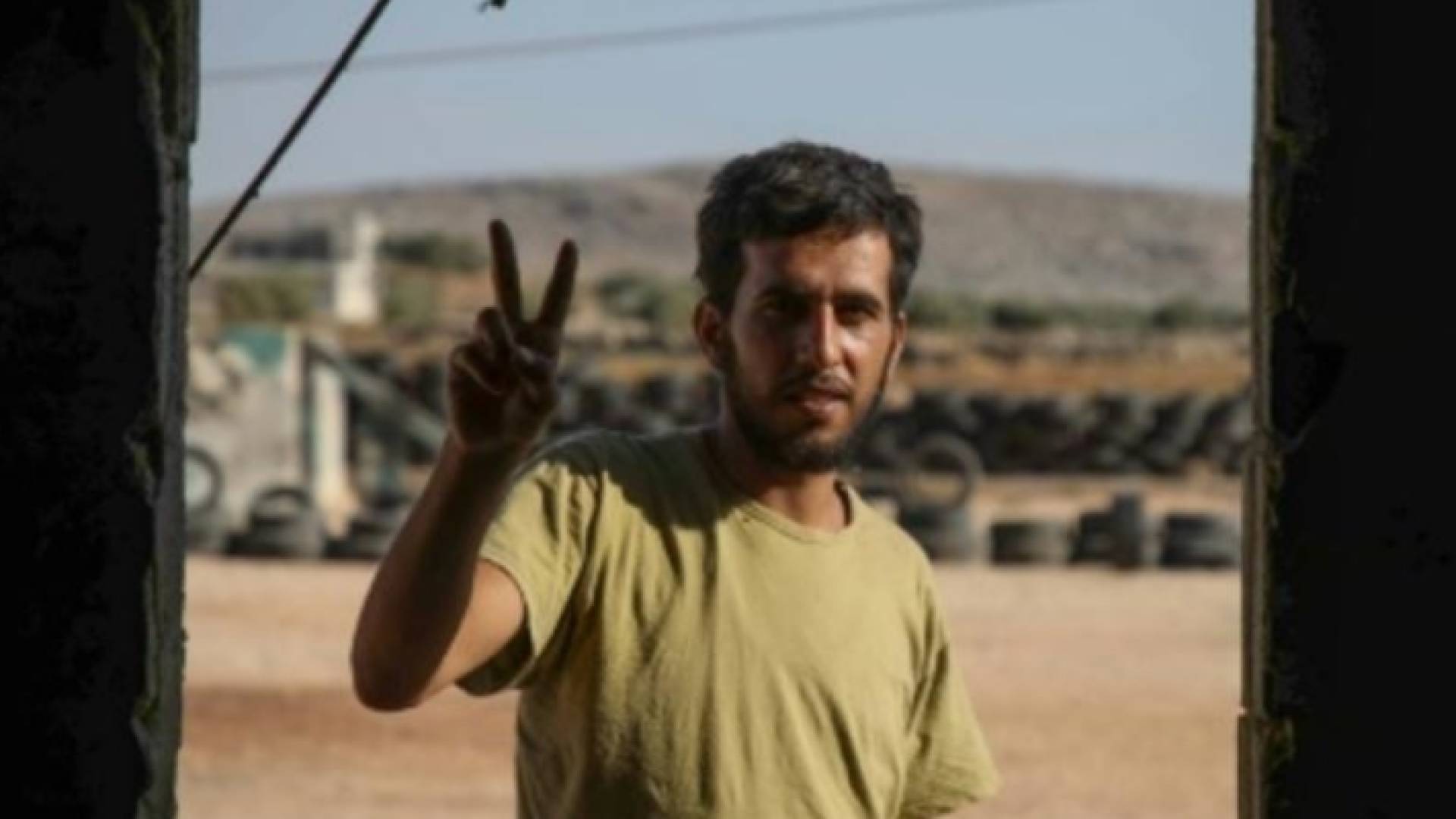 محمد النعيمي المقاتل في صفوف فصيل معارض يرفع شارة النصر - ا ف ب