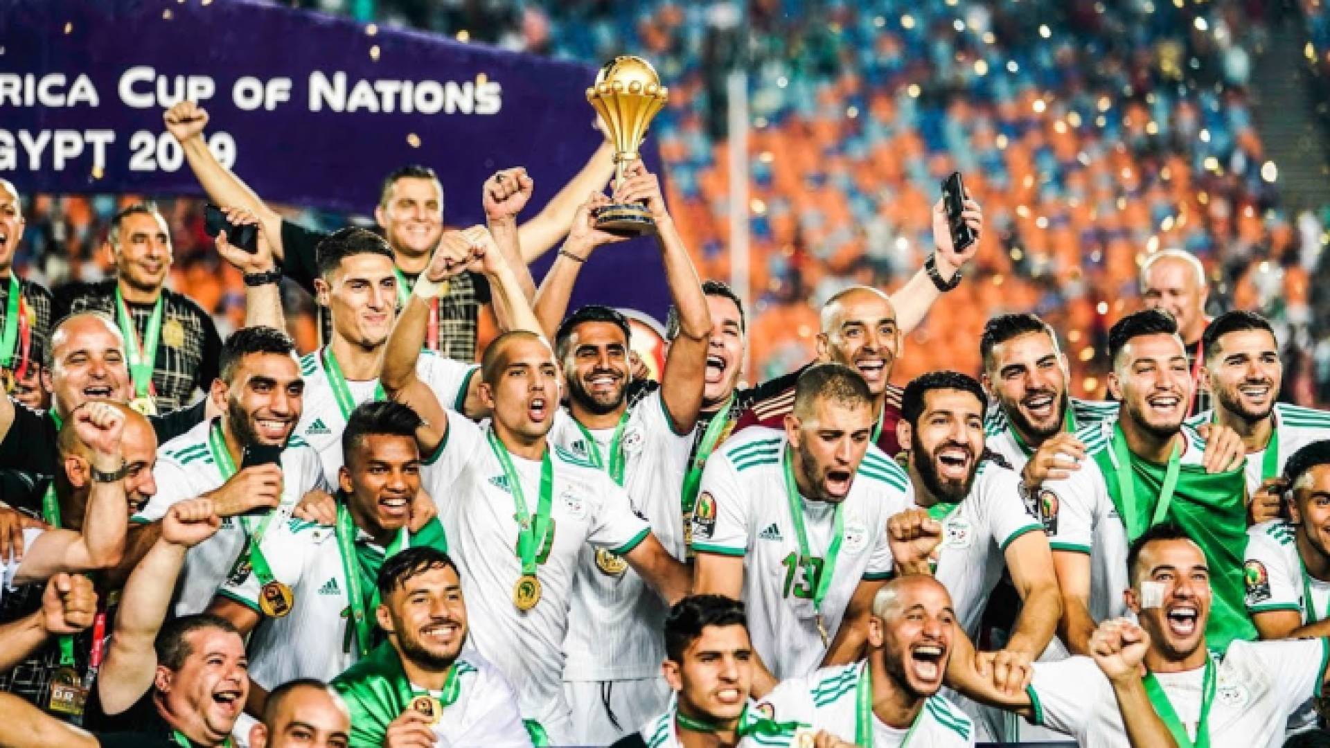 تتويج المنتخب الجزائري