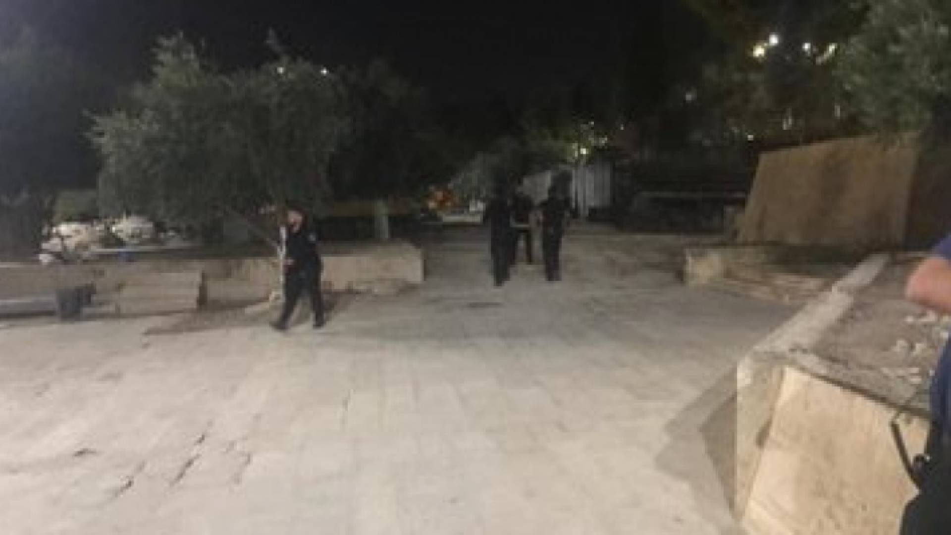 شرطة الاحتلال قامت بسرقة قواطع خشبية وخزانة احذية من مصلى باب الرحمة