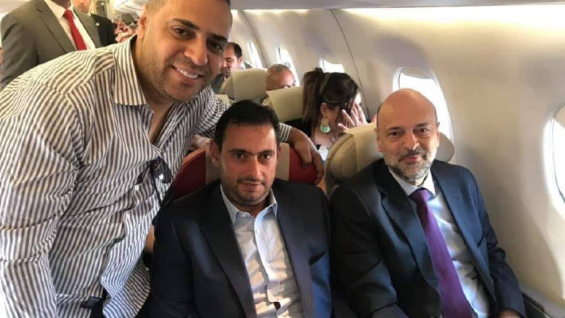 الرزاز وفريقه الحكومي على متن الطائرة