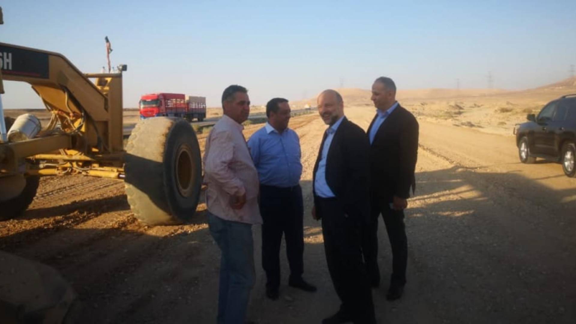 الرزاز يتفقد أعمال التوسعة والصيانة في الطريق الصحراوي