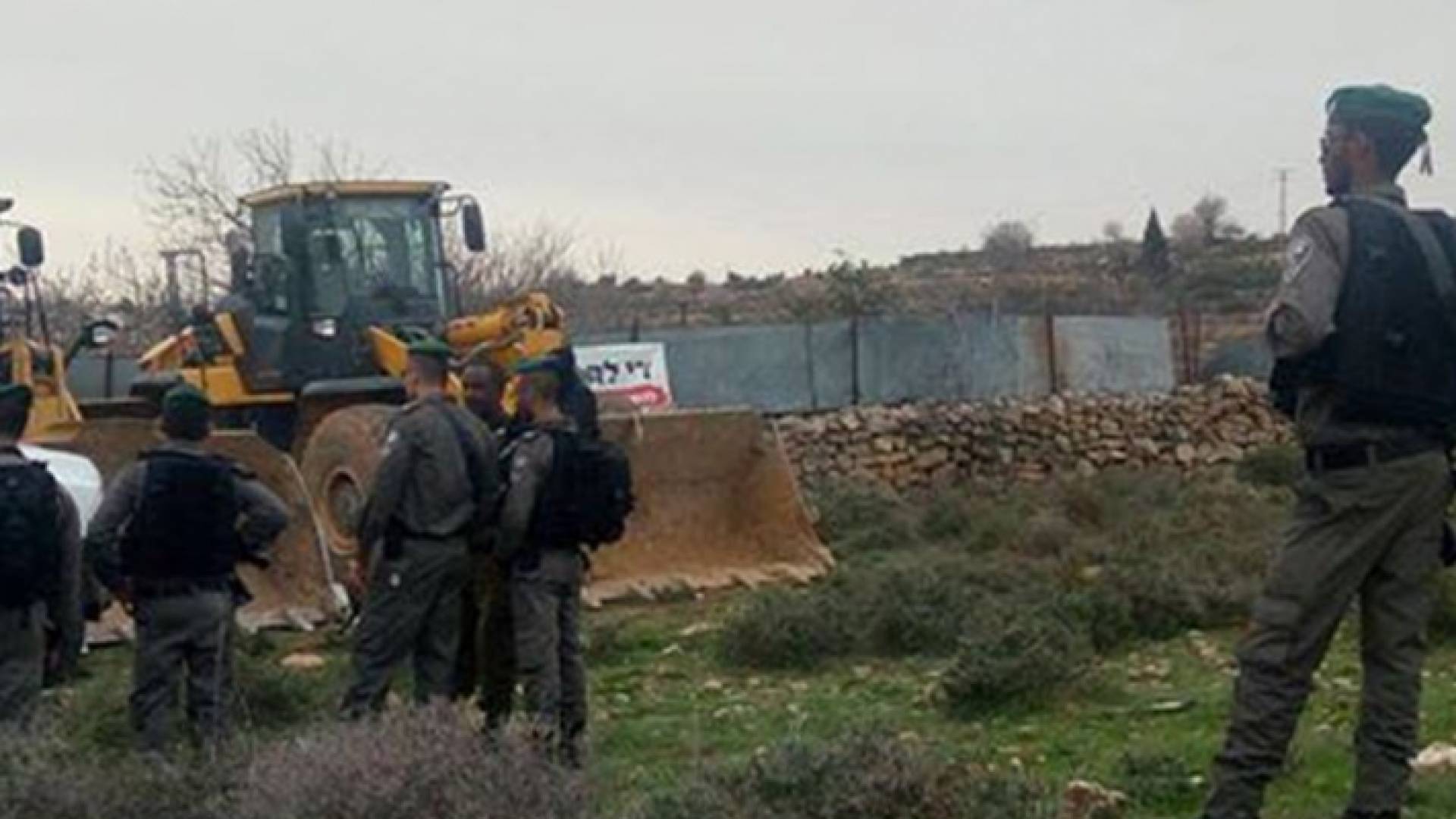 الاحتلال يهدم آبارا ويجرف أراضي بمحمية "أم الخير" جنوب الخليل