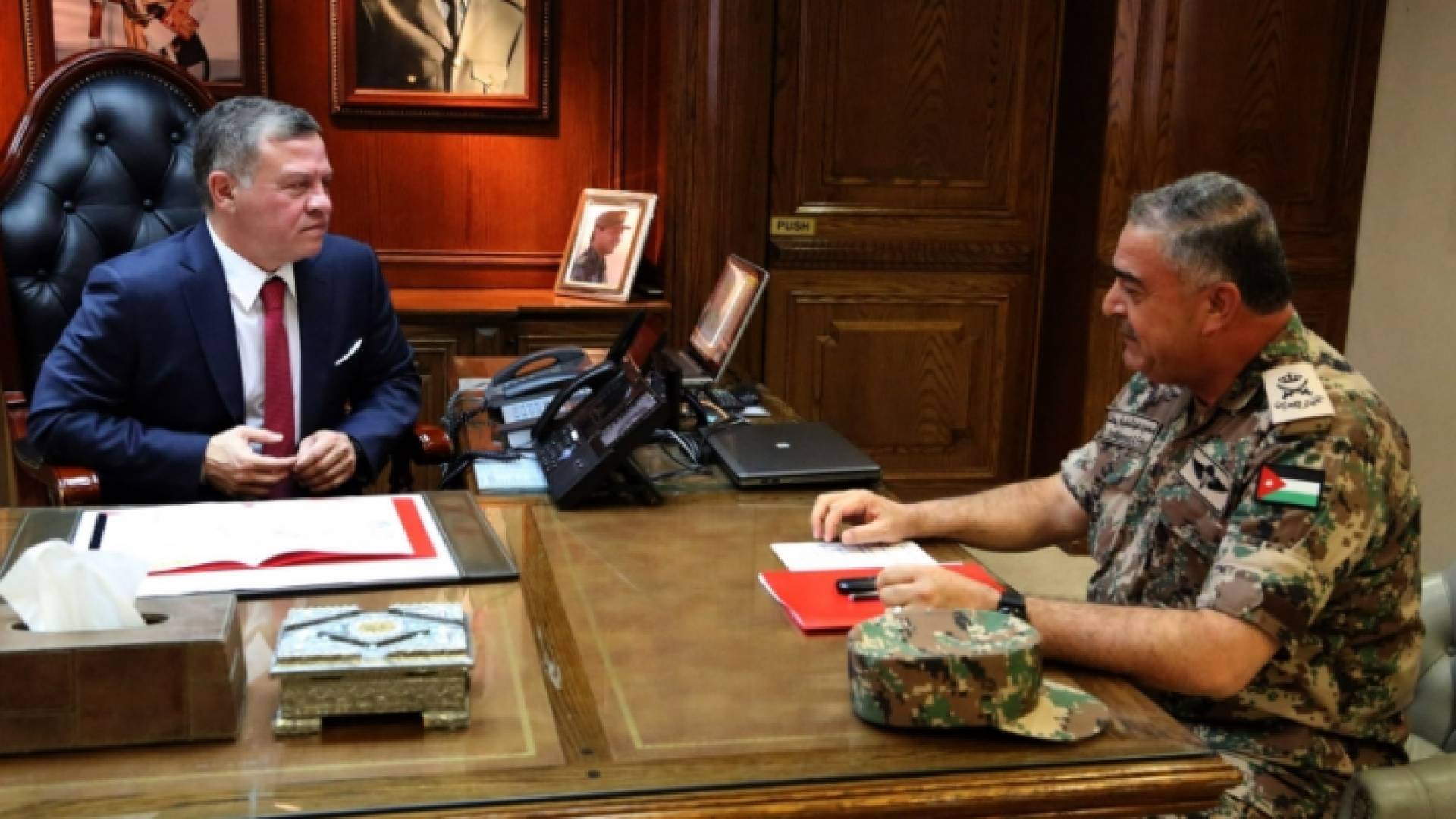 جلالة الملك عبدالله الثاني والركن المتقاعد محمود عبد الحليم فريحات