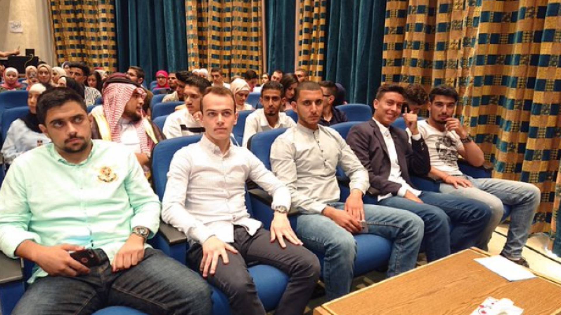 أوائل الطلبة بقاعة اعلان نتائج الثانوية