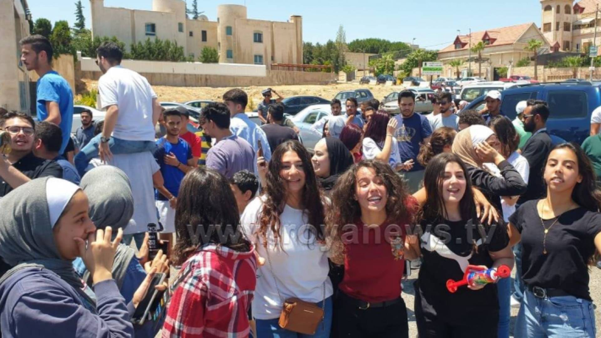 فرحة الطلبة باجتياز امتحان الثانوية العامة