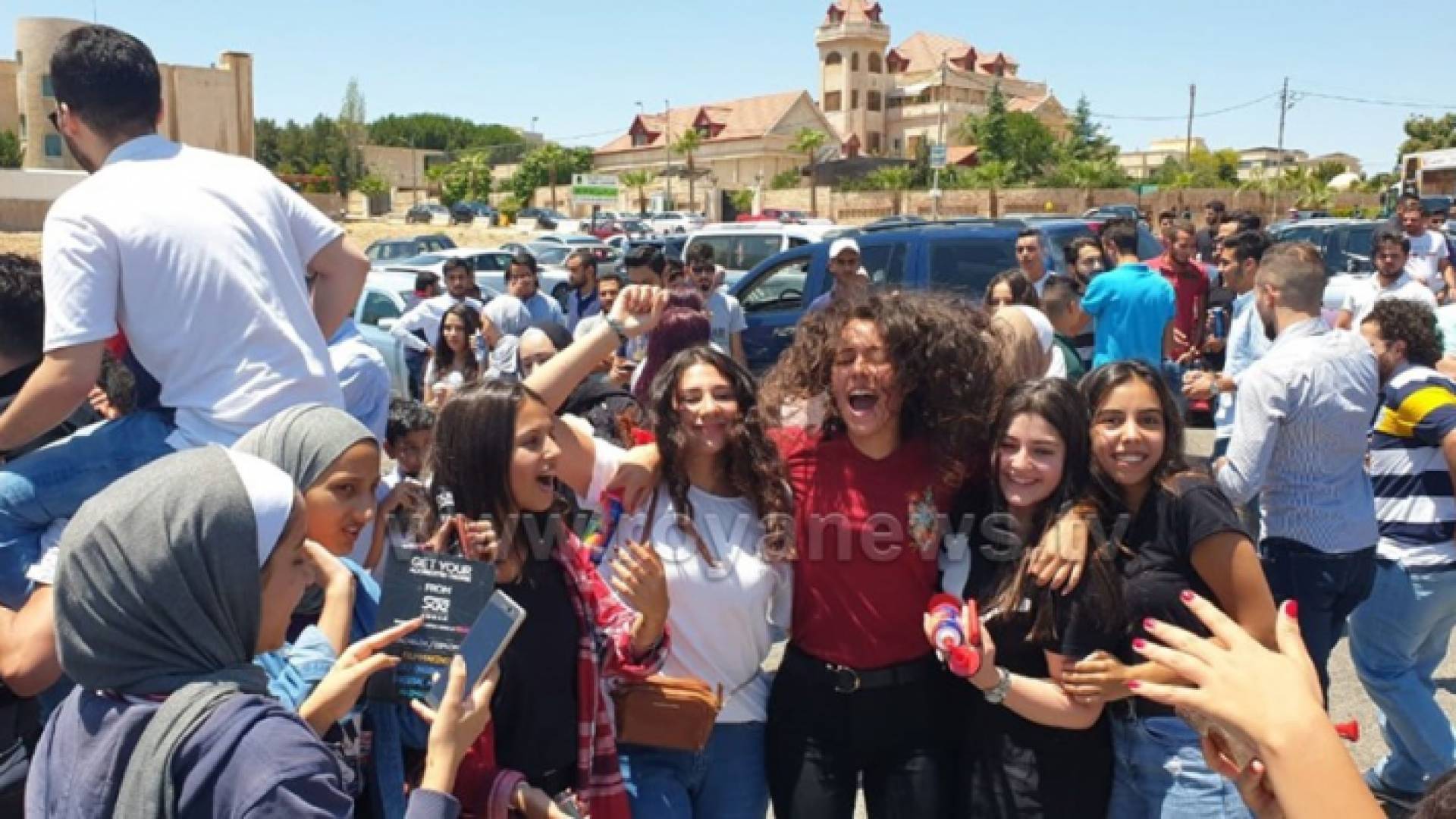 فرحة الناجحين في التوجيهي