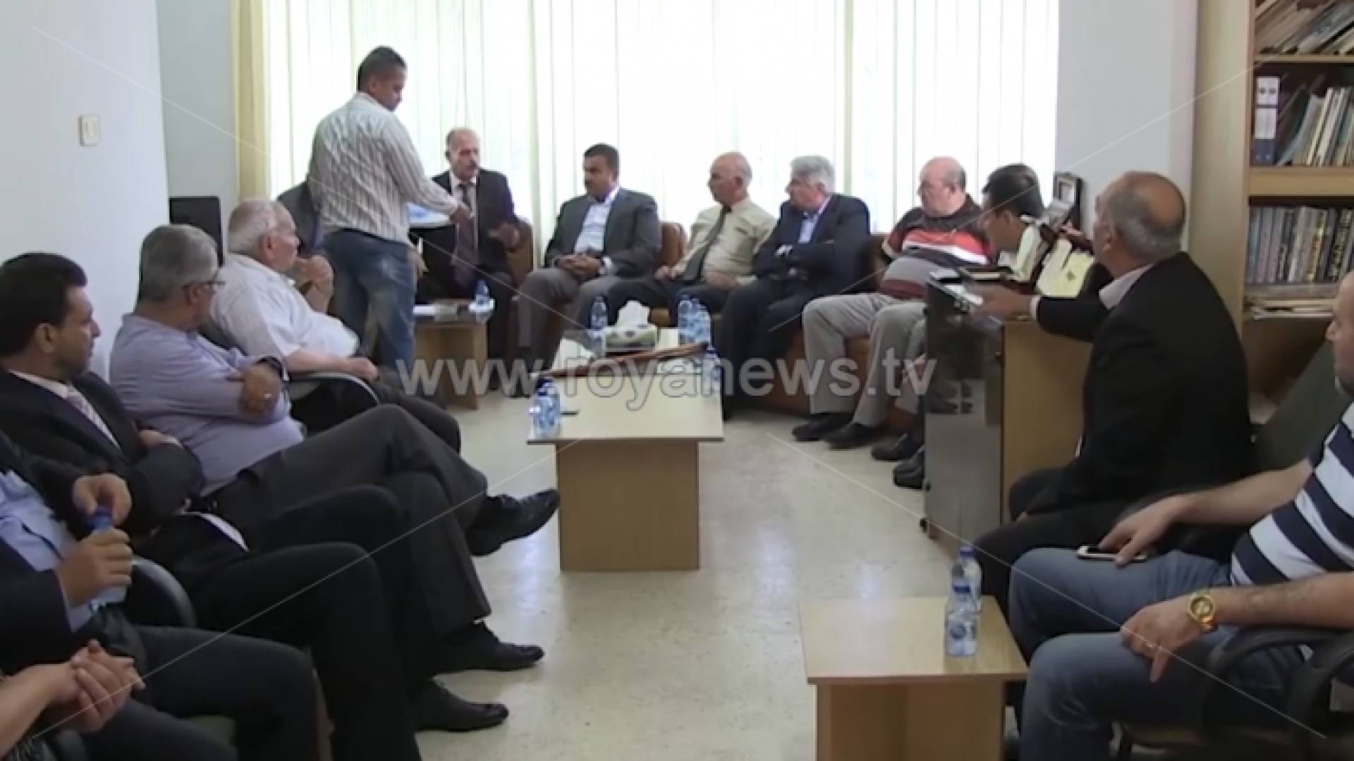 عدد من وجهاء وممثلي الفعاليات الشعبية في إربد يطالبون الرزاز بالاعتذار